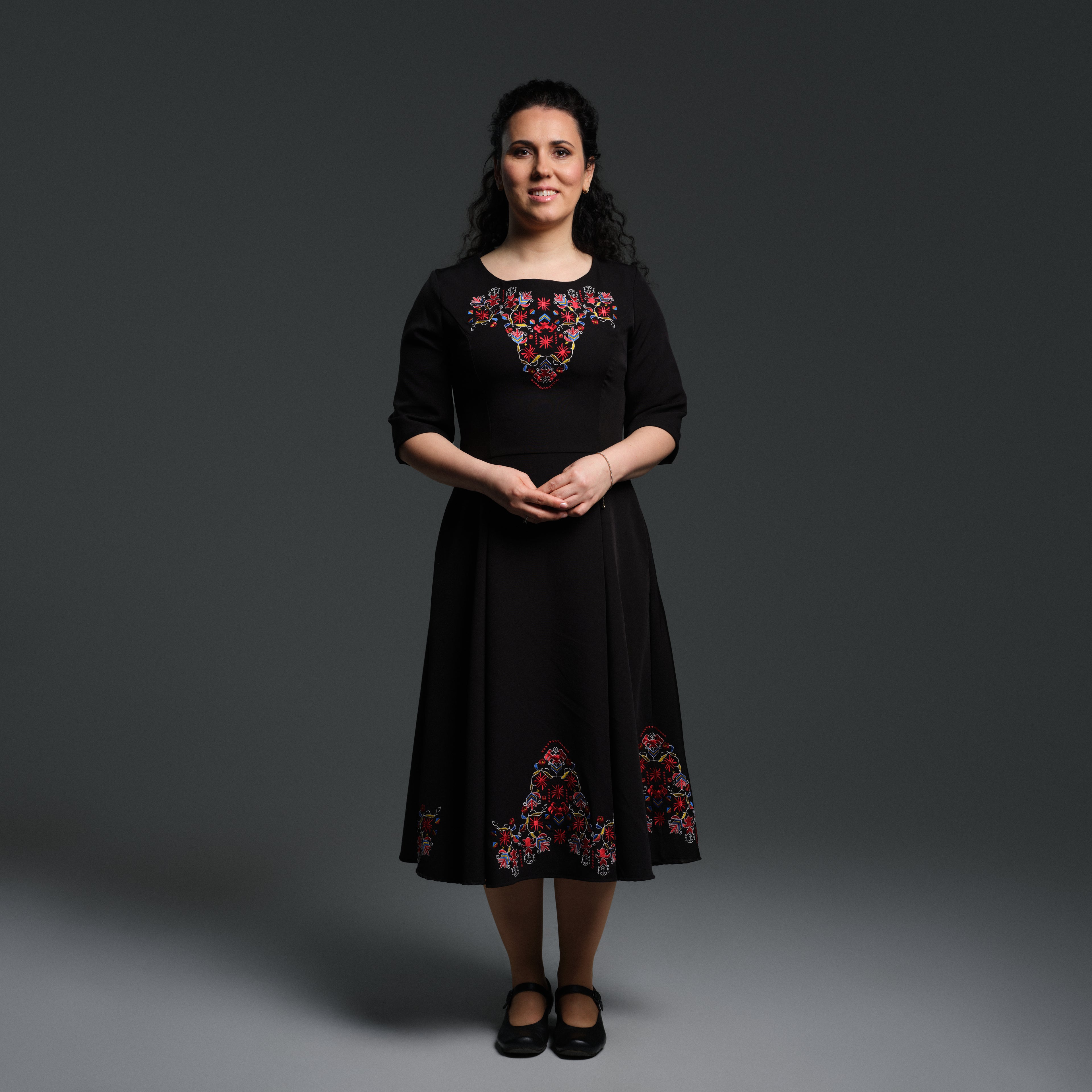 Рокля с ръкави със самоковска шевица