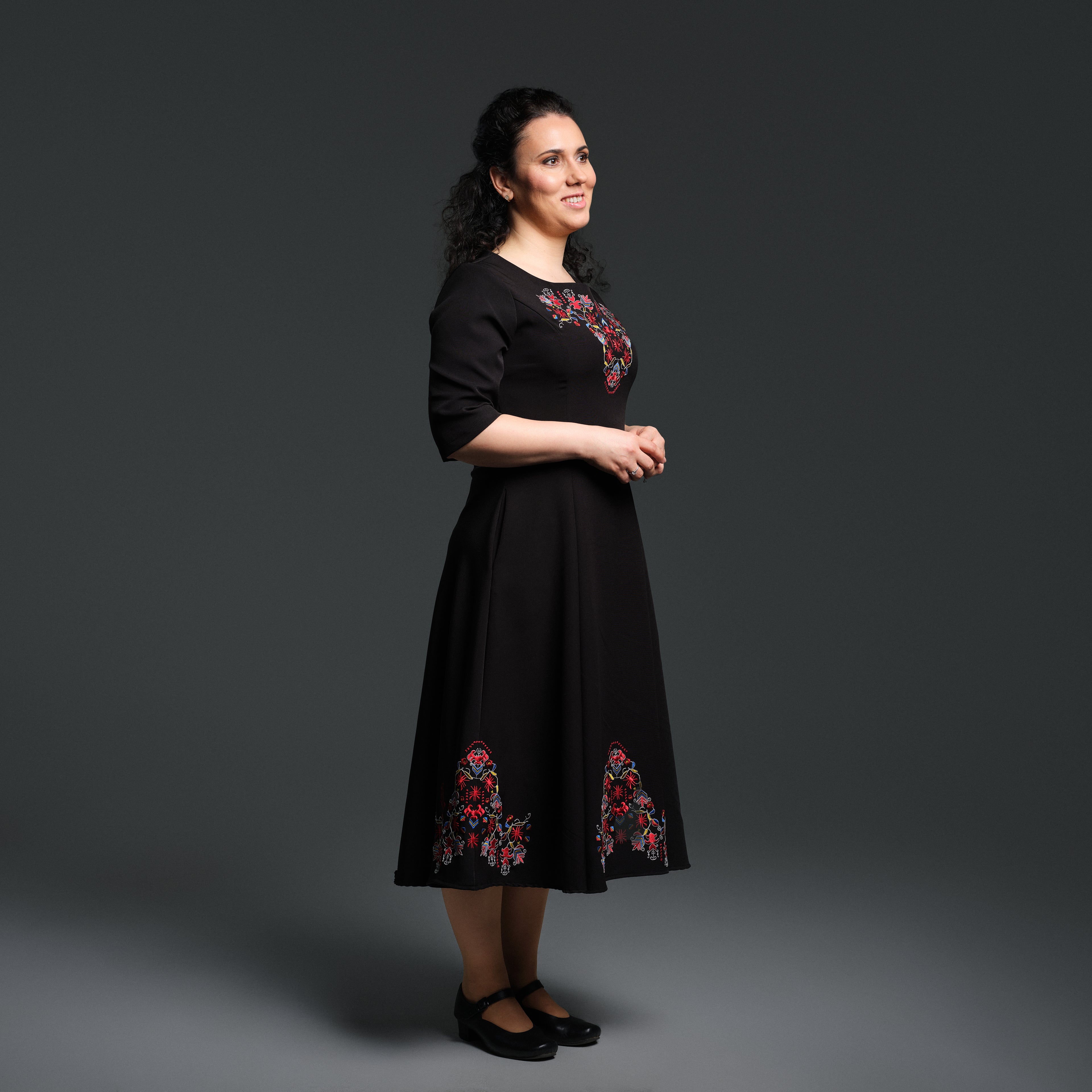 Рокля с ръкави със самоковска шевица