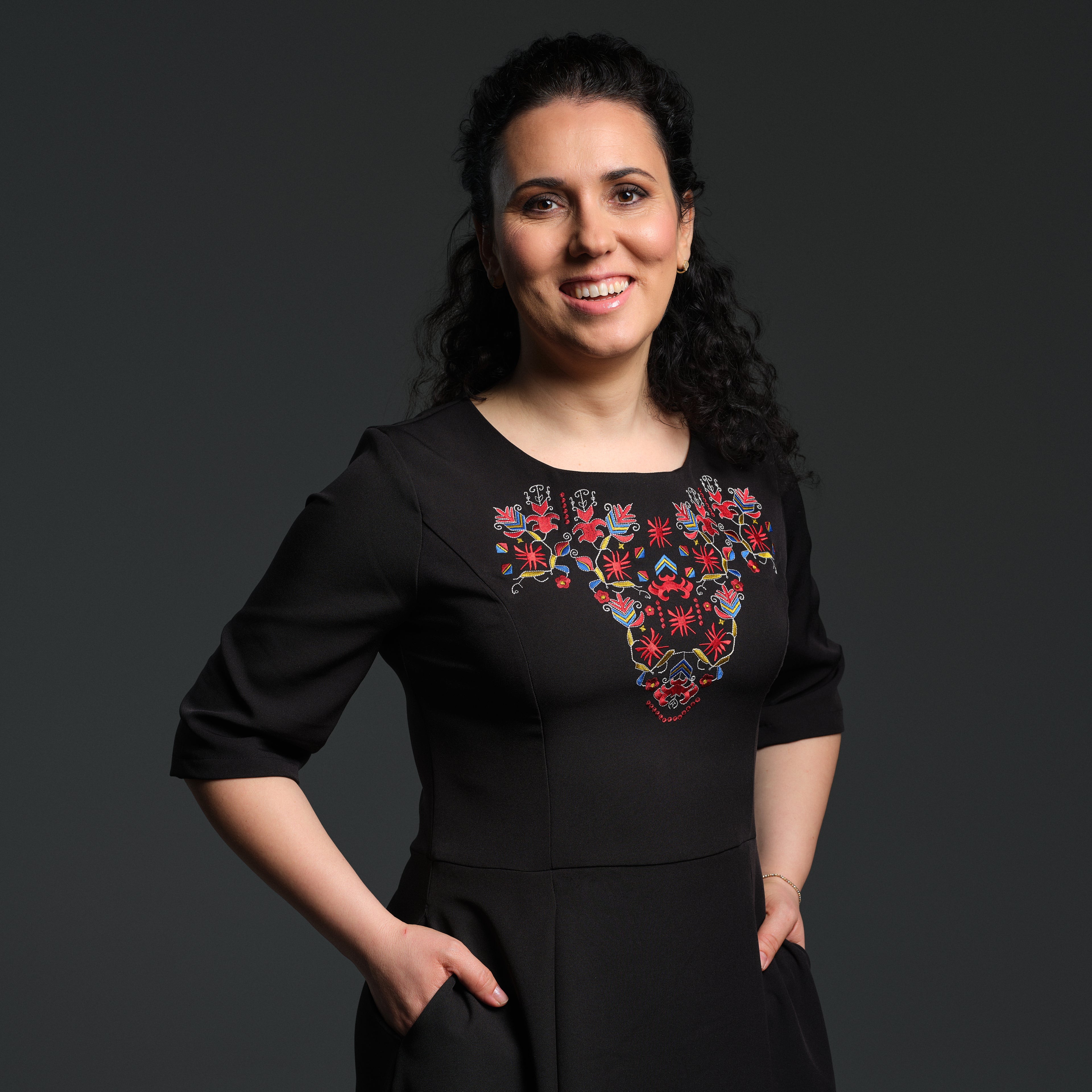 Рокля с ръкави със самоковска шевица