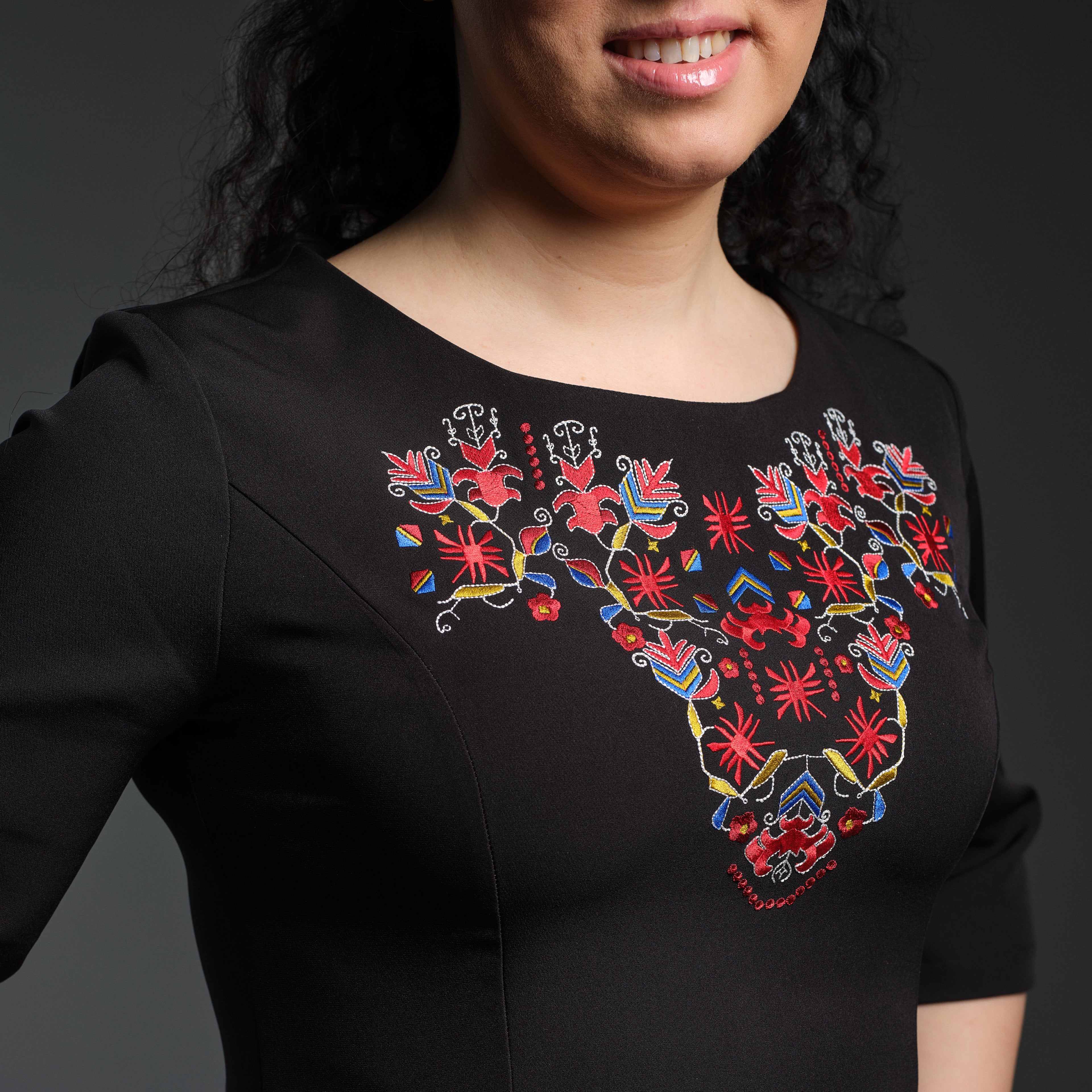 Рокля с ръкави със самоковска шевица