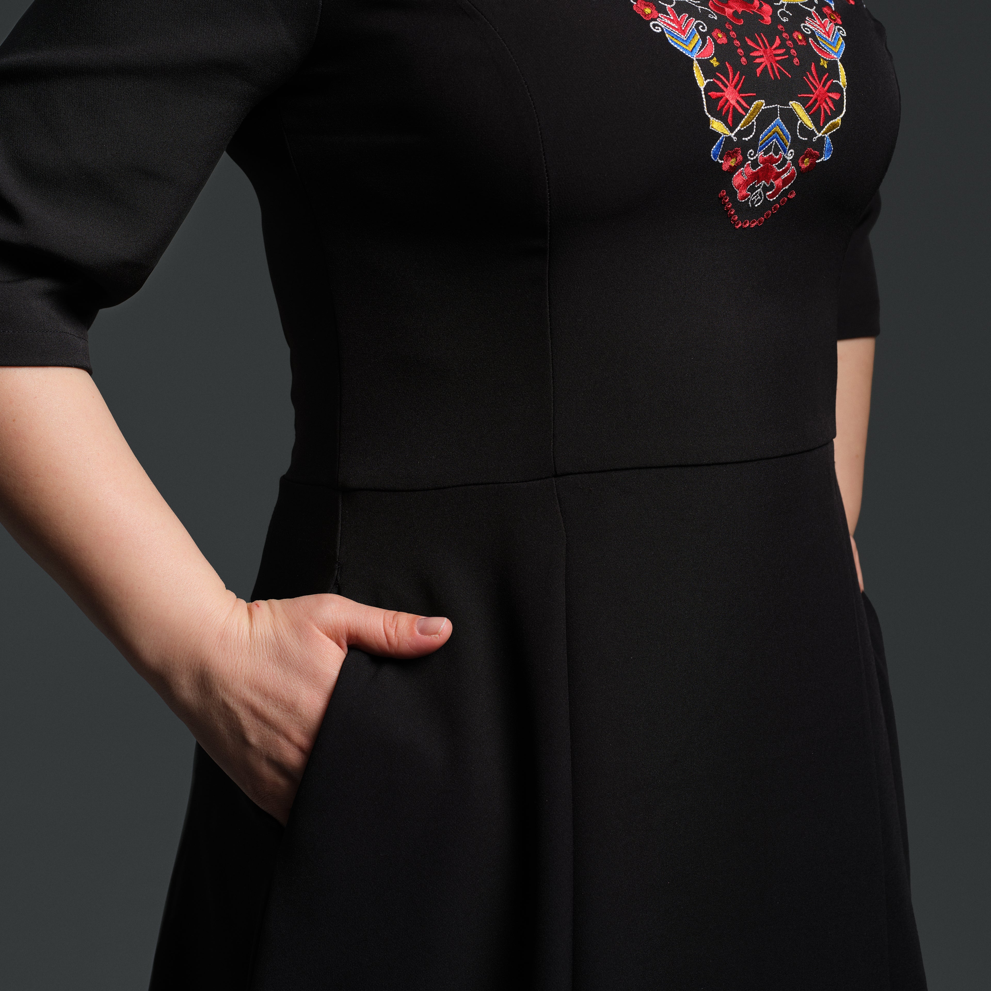 Рокля с ръкави със самоковска шевица