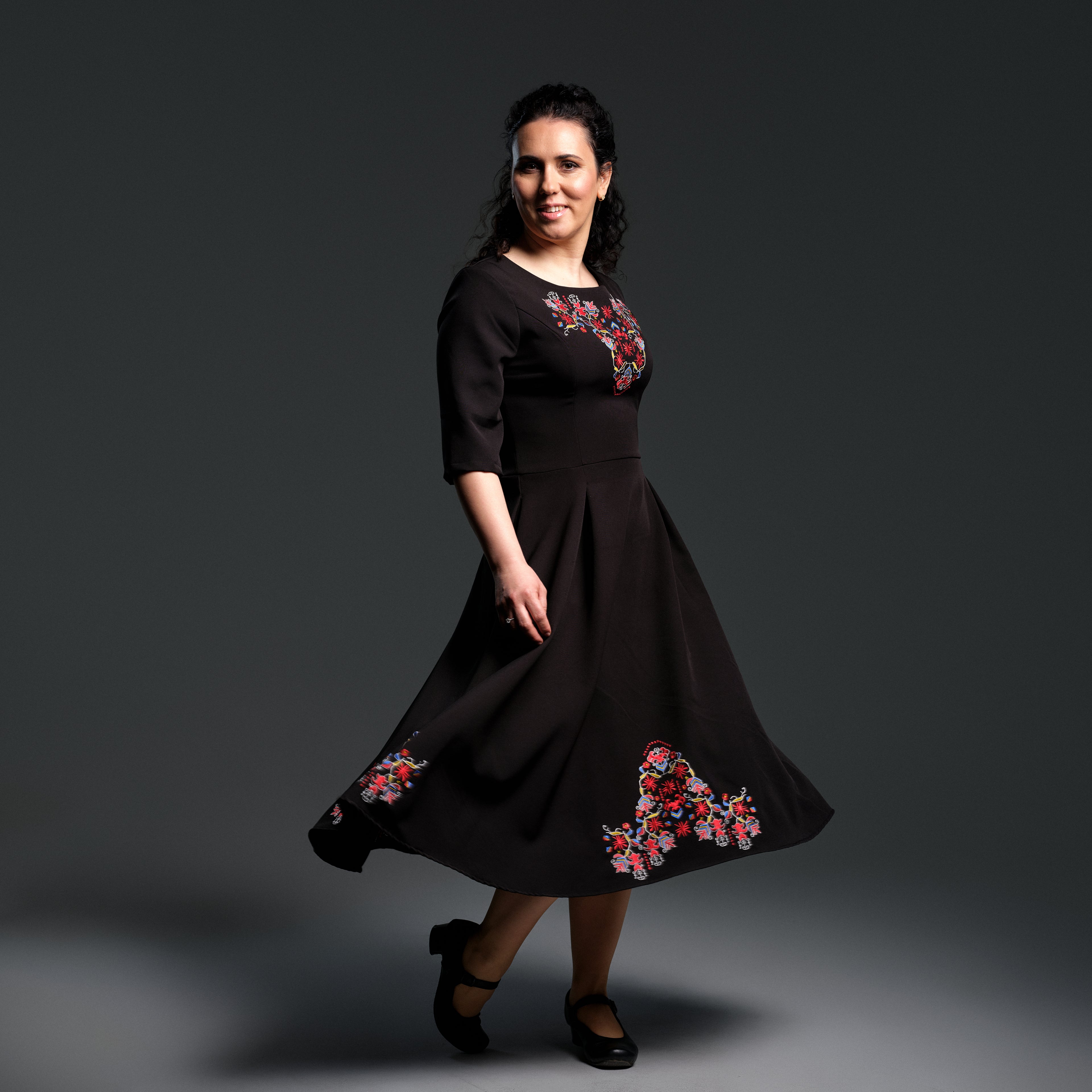 Рокля с ръкави със самоковска шевица