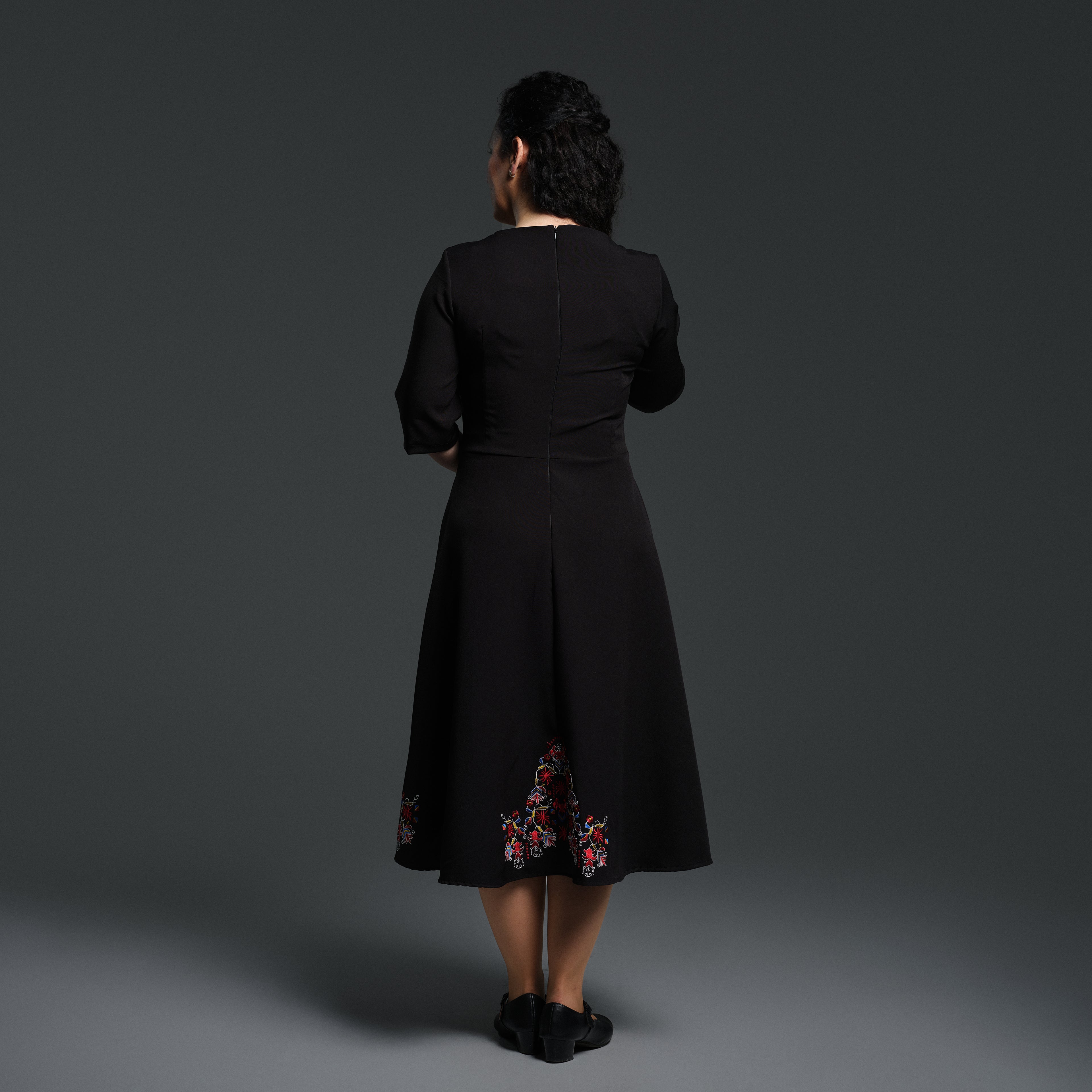 Рокля с ръкави със самоковска шевица