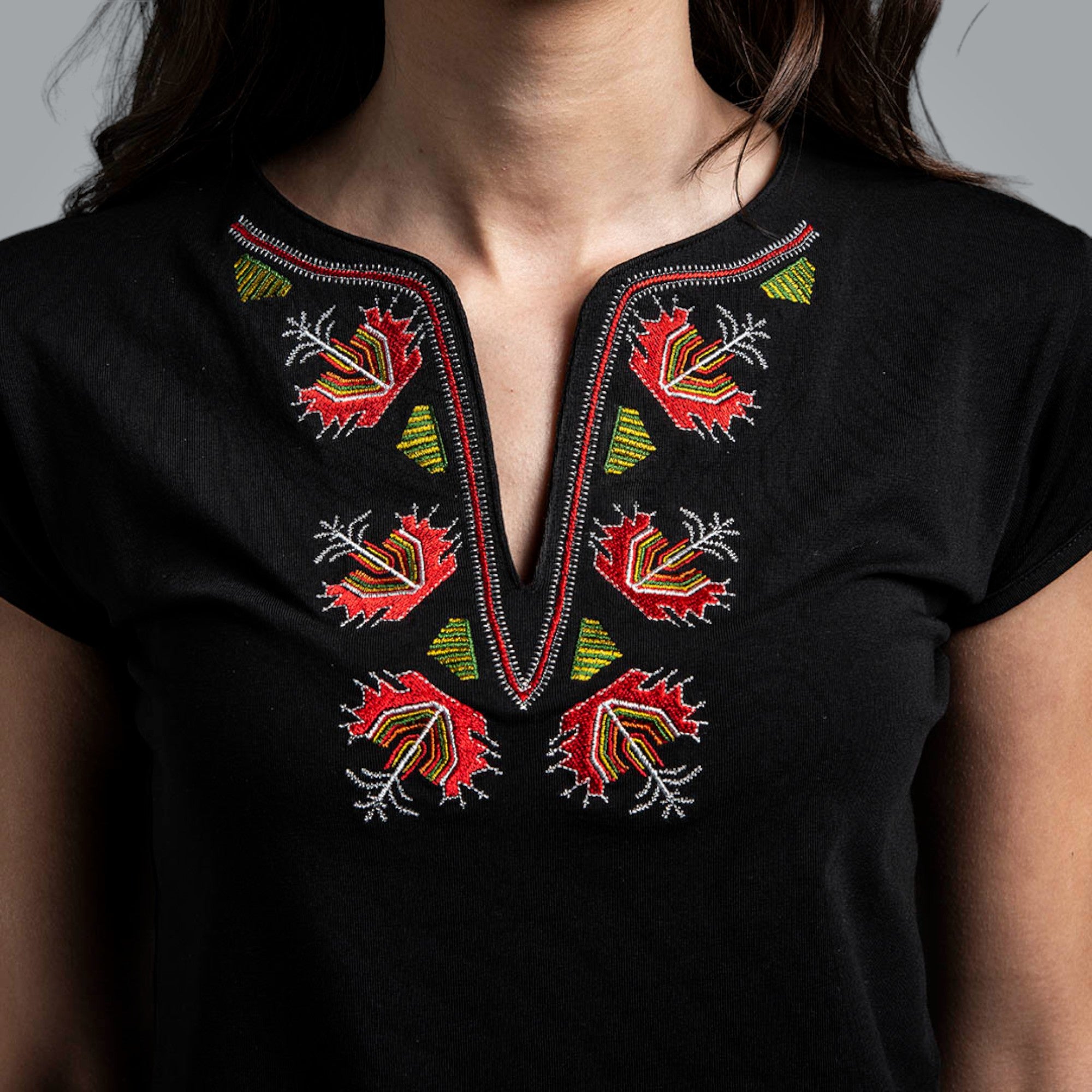 Тениска с V-деколте "Китка"