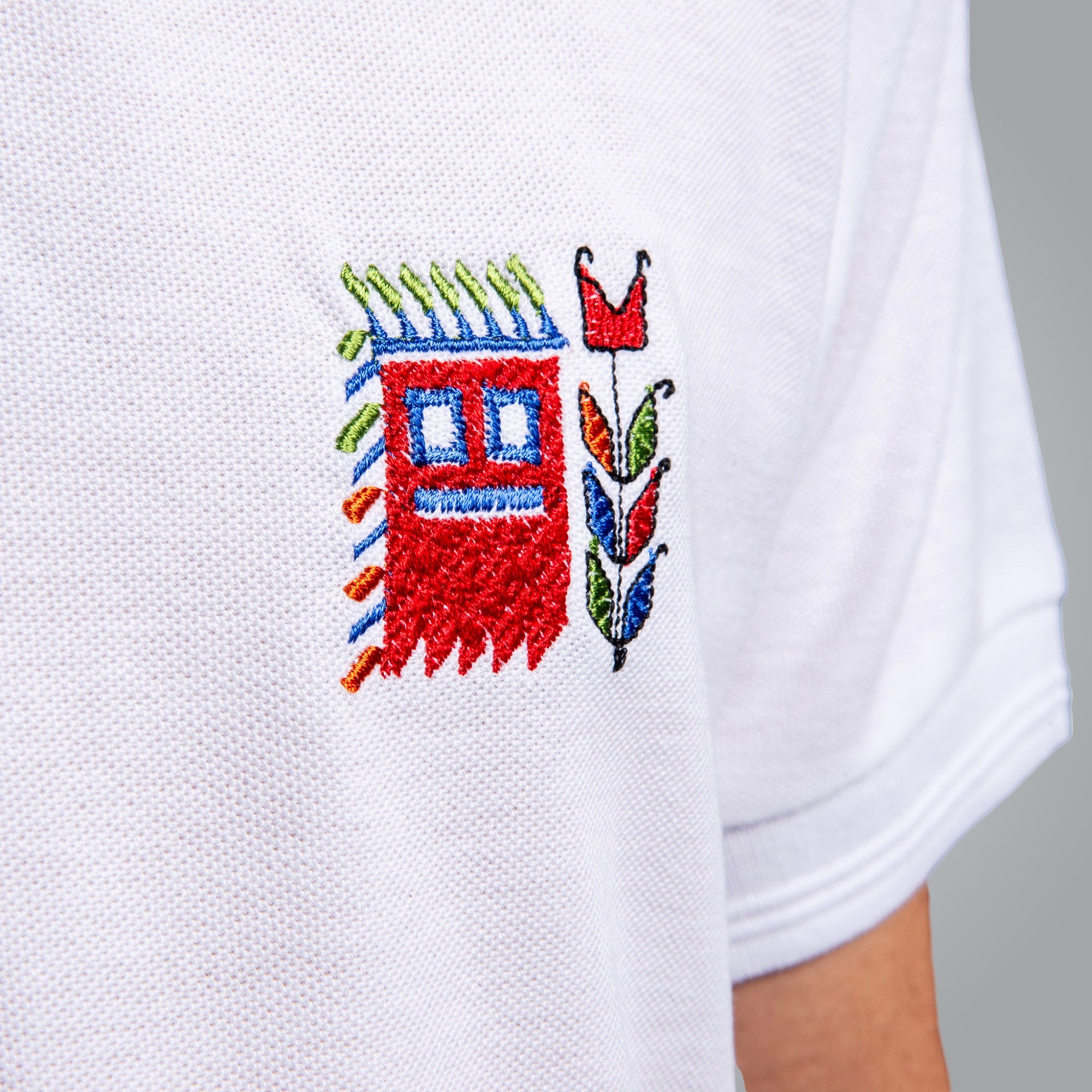 Тениска с яка с детайл "Кукер"