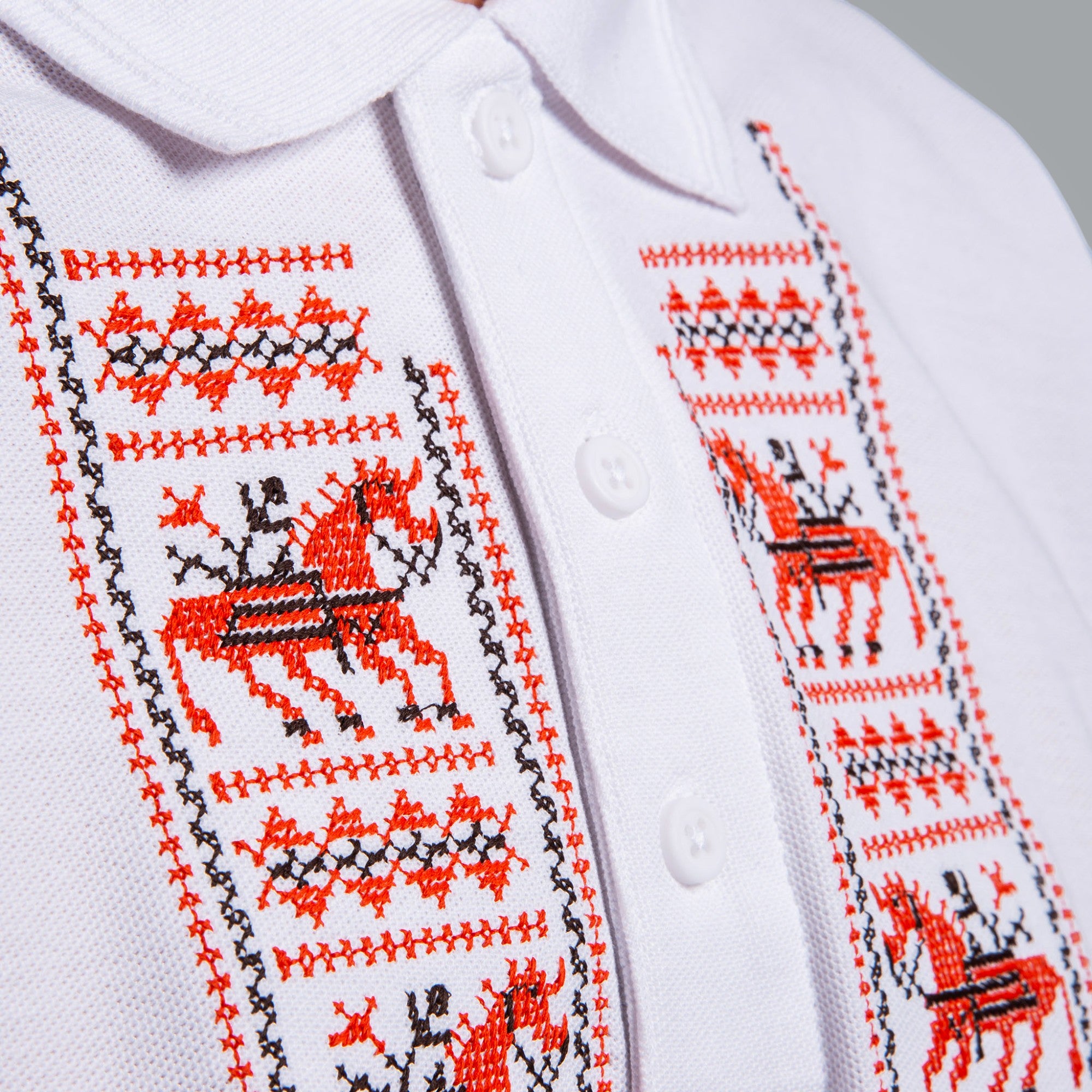 Тениска с яка "Кончета"