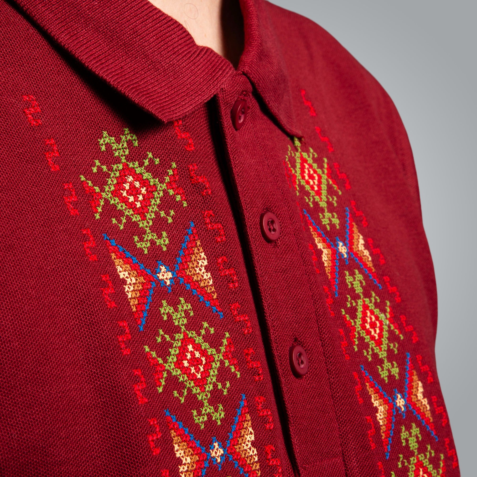 Тениска с яка "Гиздав"