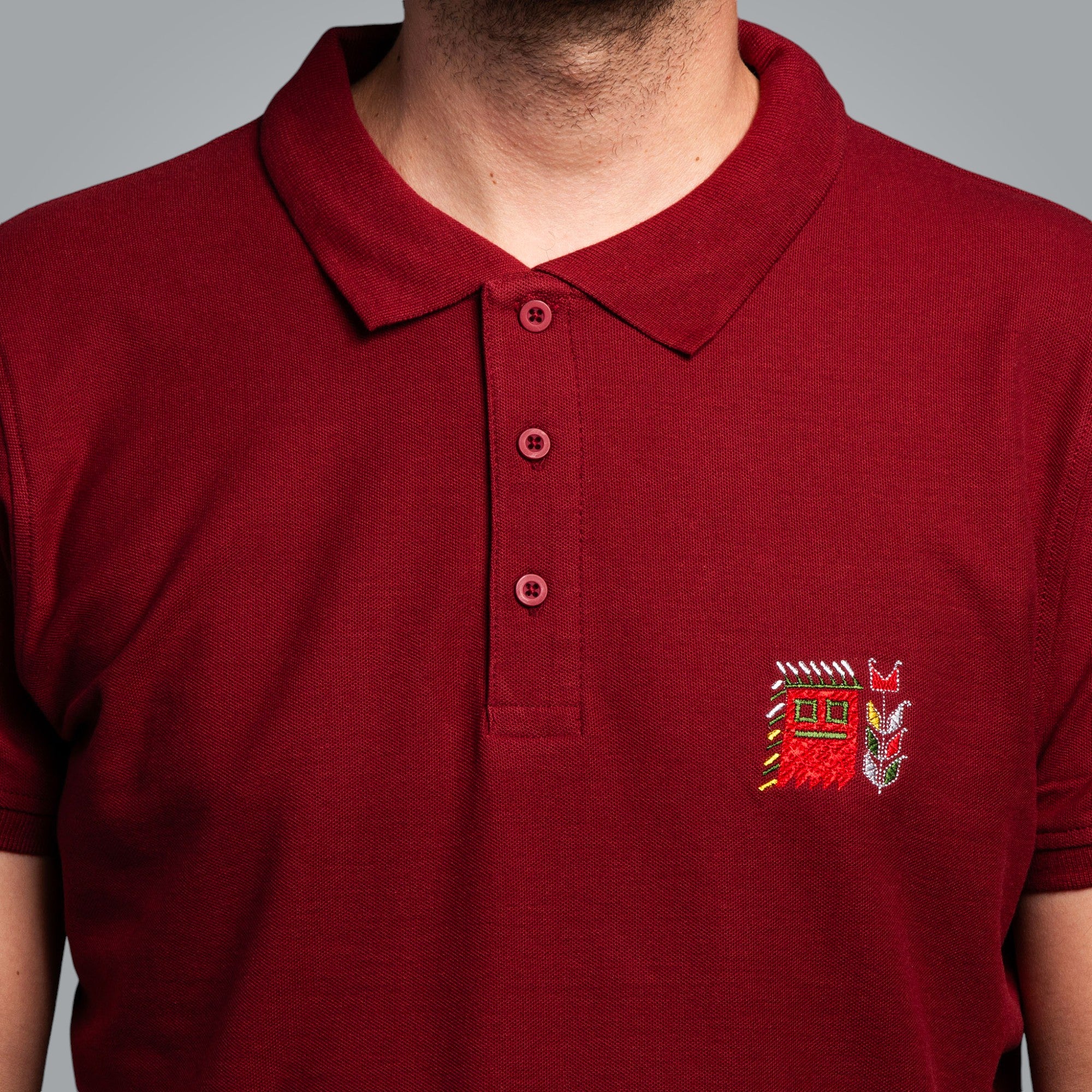 Тениска с яка с детайл "Кукер"