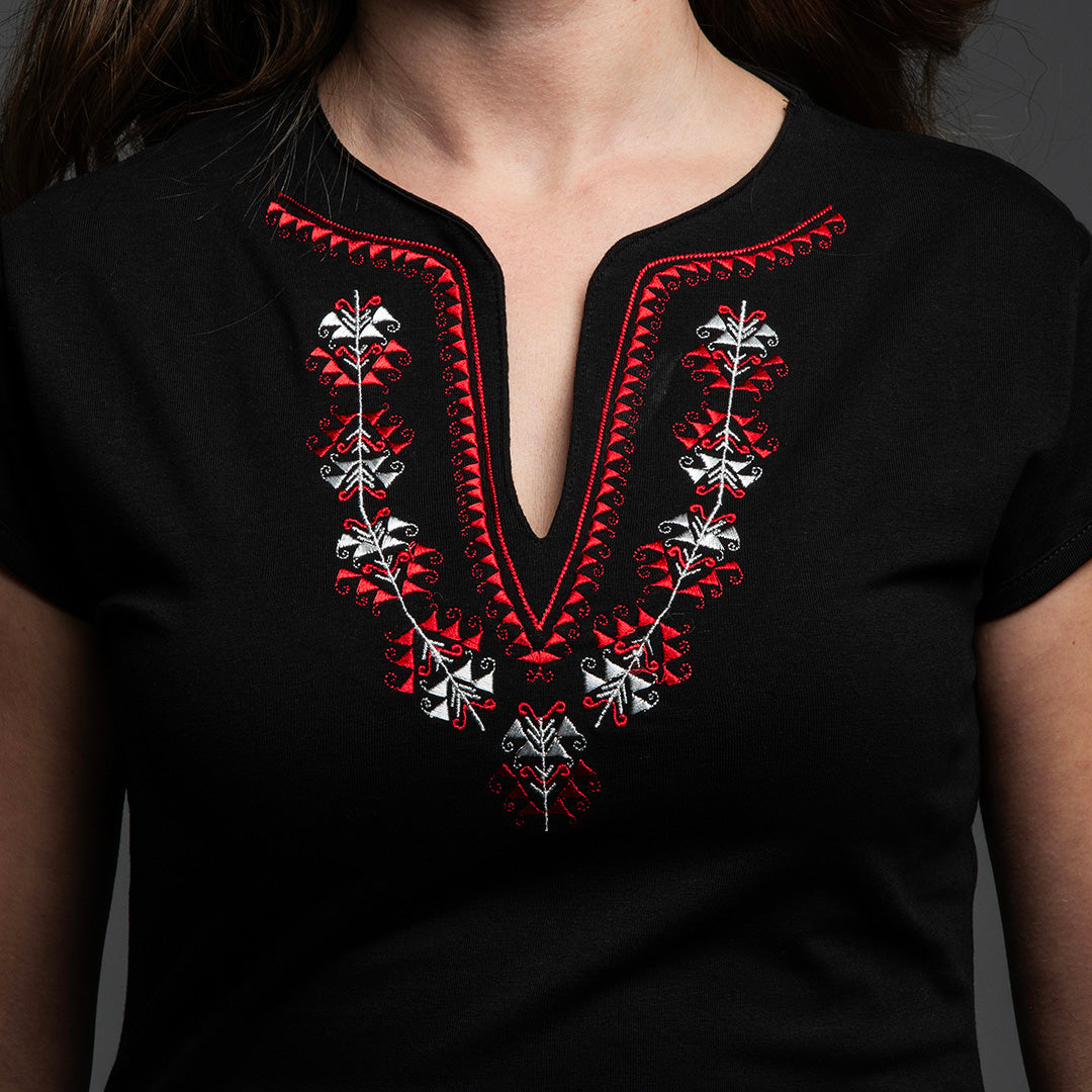 Тениска с V-деколте с мотиви от шопско