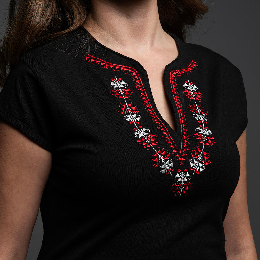 Тениска с V-деколте с мотиви от шопско