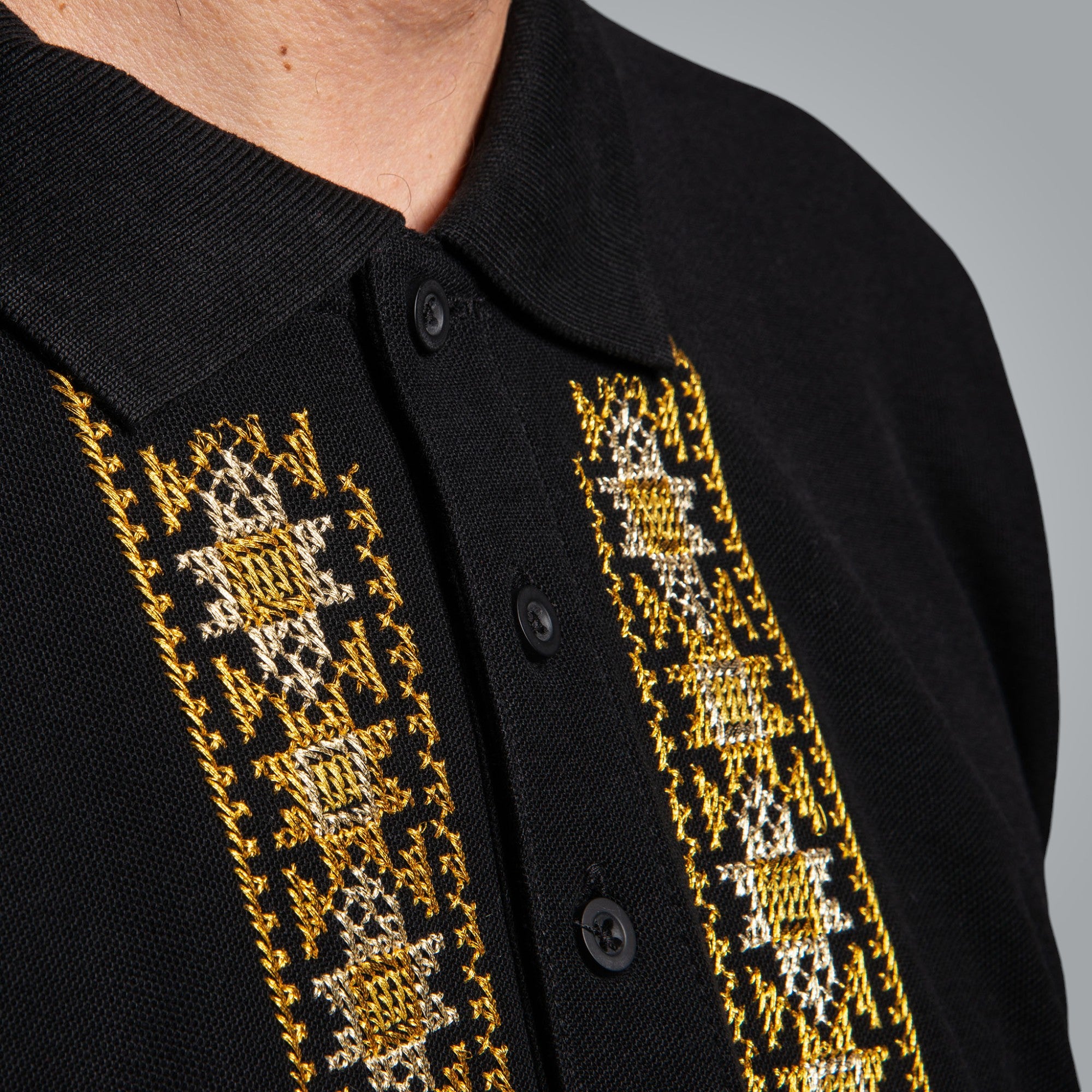 Тениска с яка "Пазител" - "златна" шевица