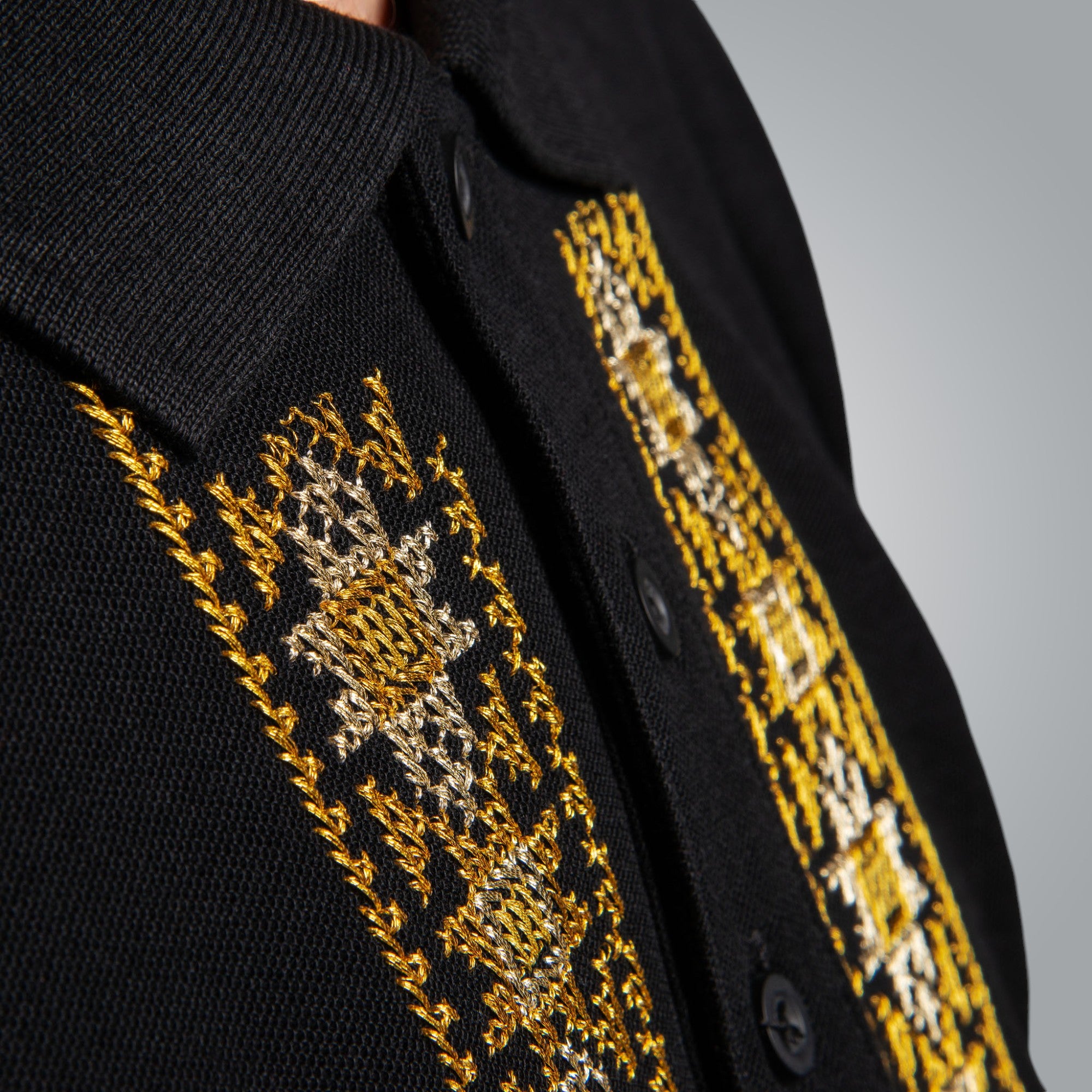 Тениска с яка "Пазител" - "златна" шевица