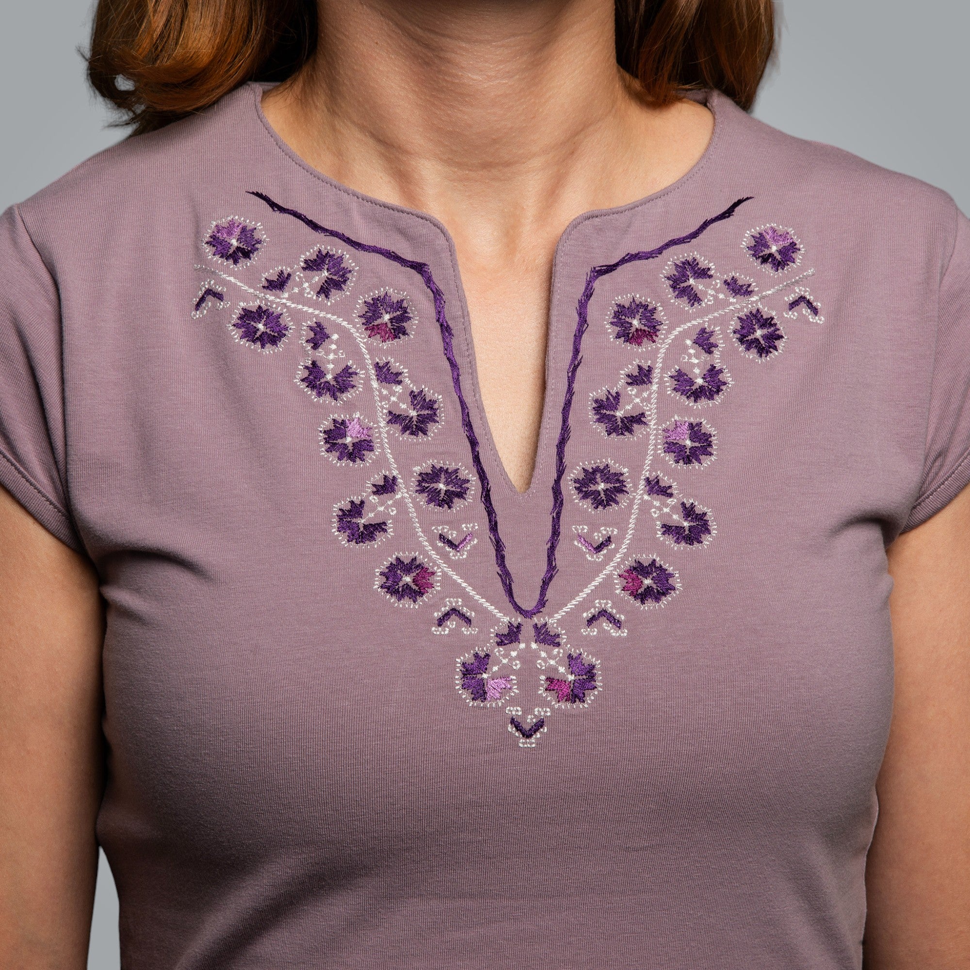 Тениска с V-деколте "Начало"