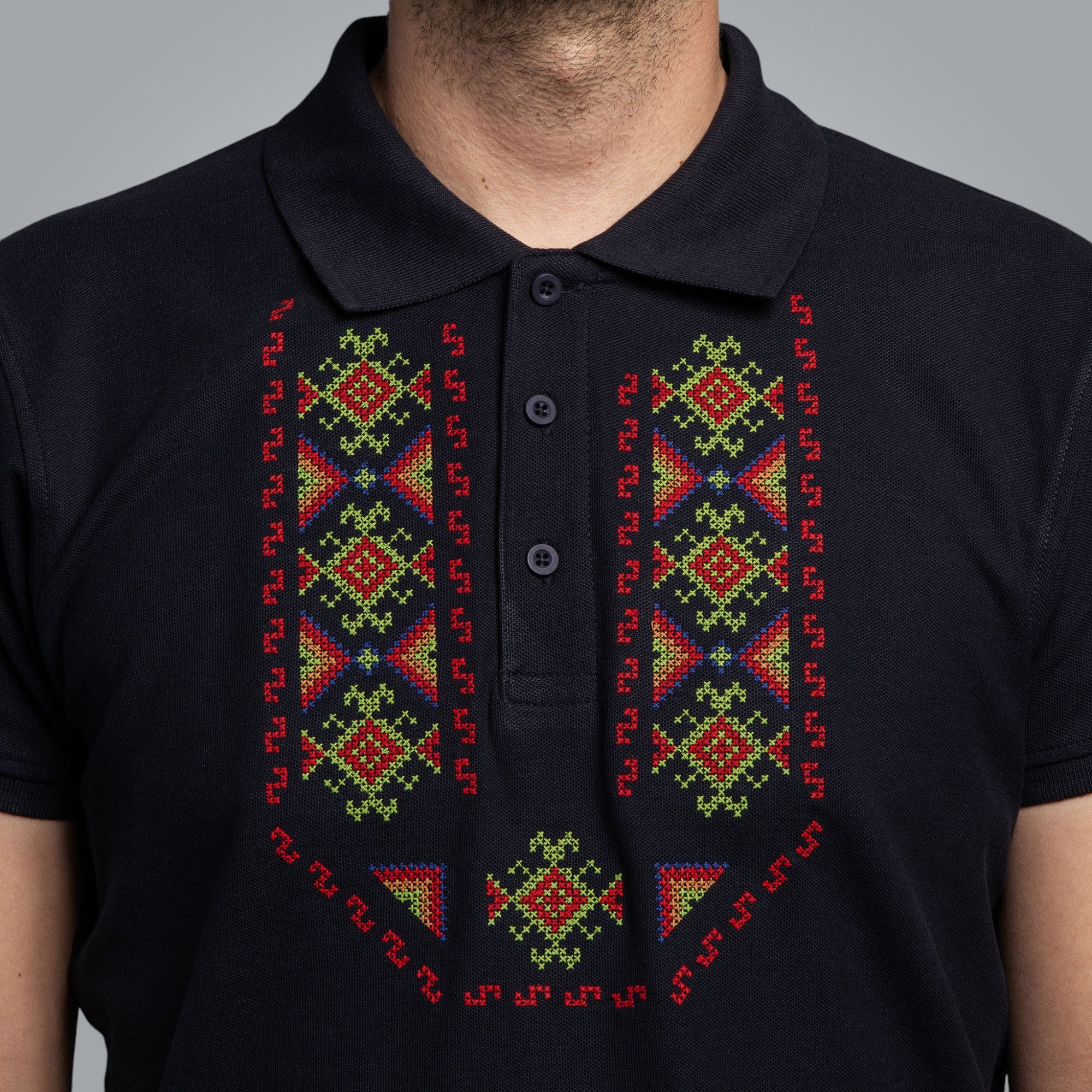 Тениска с яка "Гиздав"