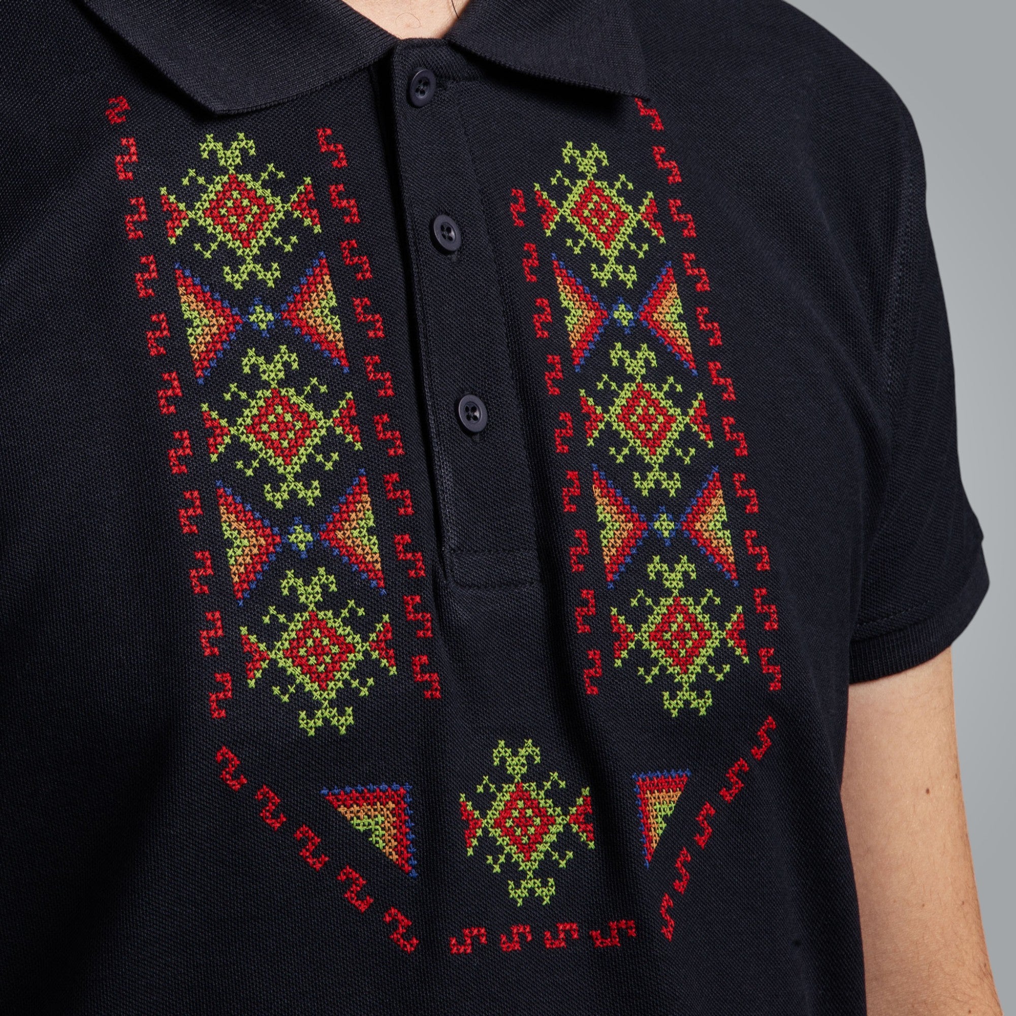 Тениска с яка "Гиздав"