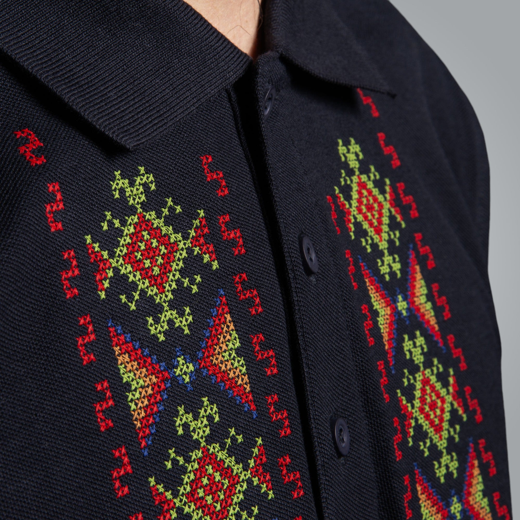 Тениска с яка "Гиздав"