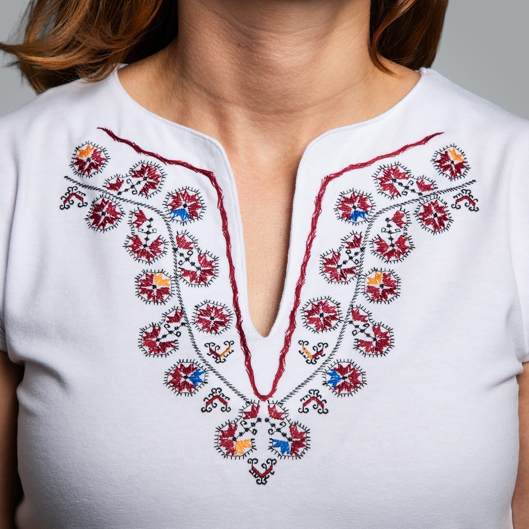 Тениска с V-деколте "Начало"