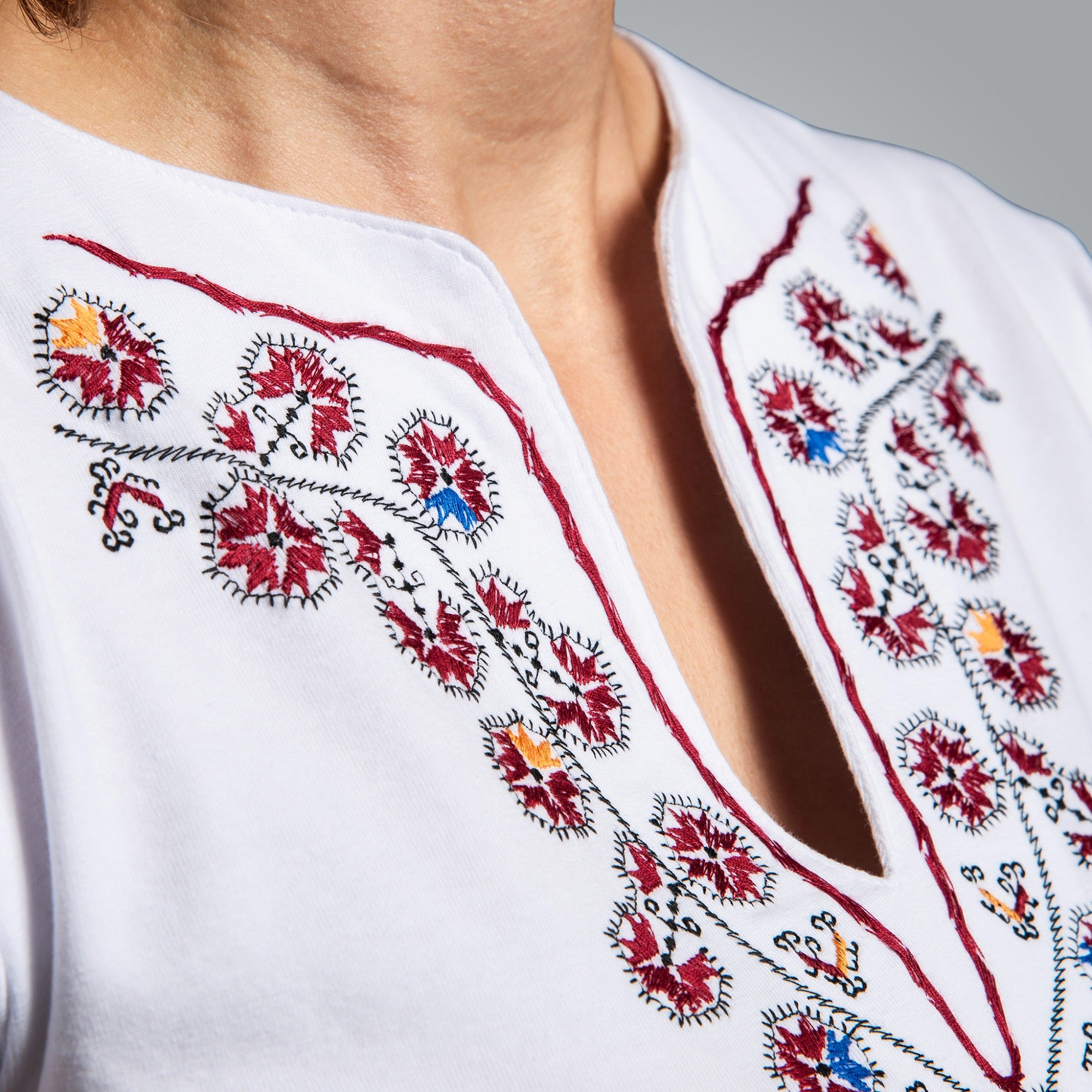 Тениска с V-деколте "Начало"