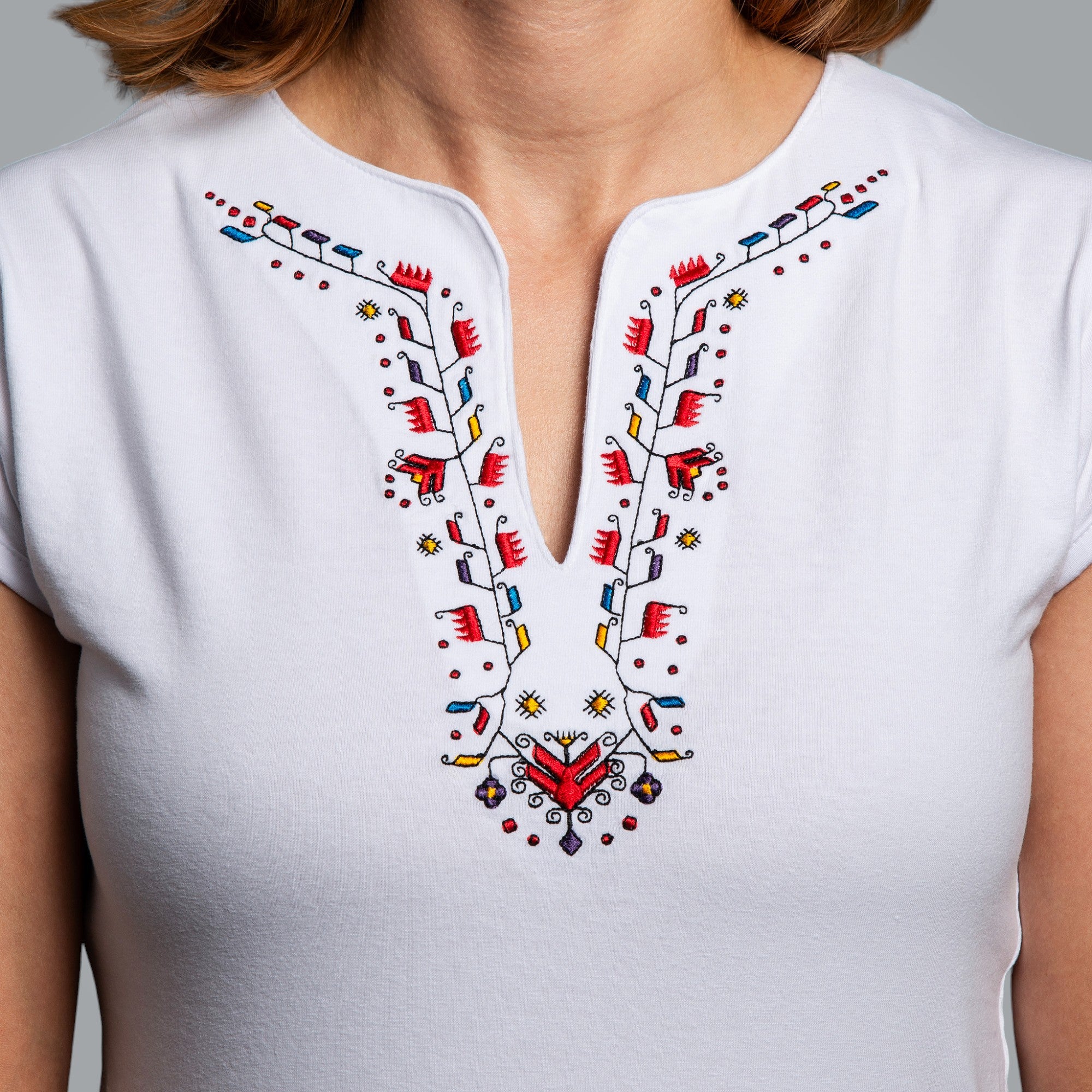 Тениска с V-деколте "Пъстрота"