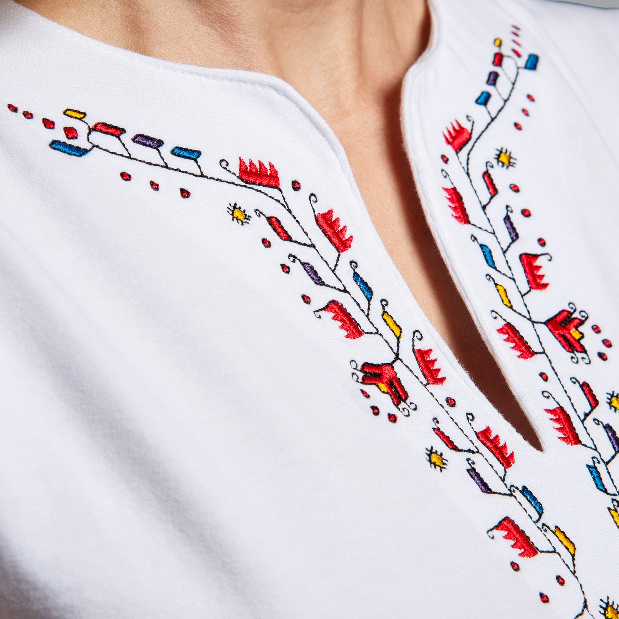 Тениска с V-деколте "Пъстрота"