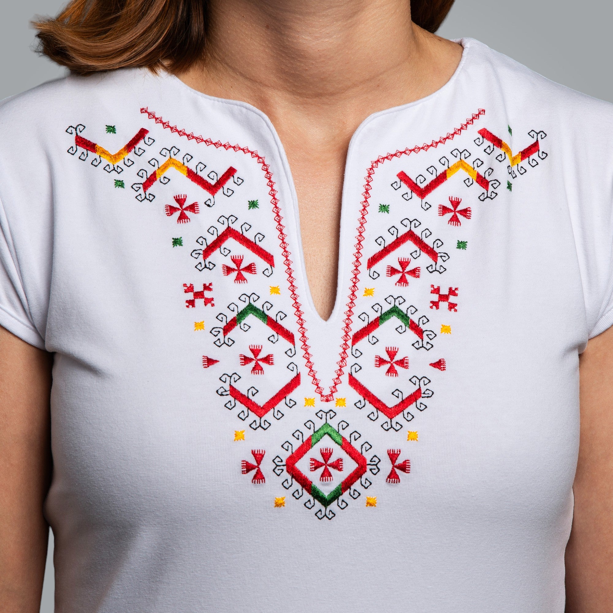 Тениска с V-деколте "Нашенска"