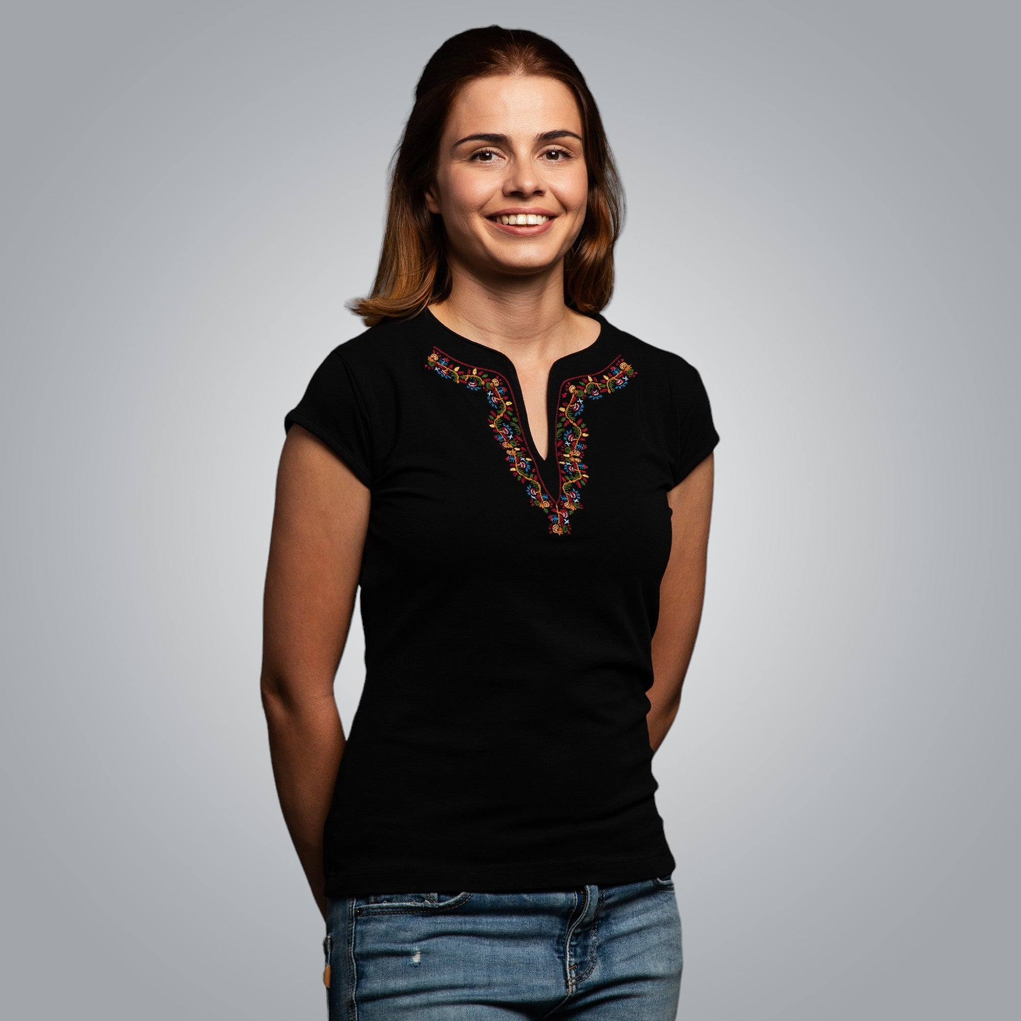 Тениска с V-деколте с шевица от Дряново