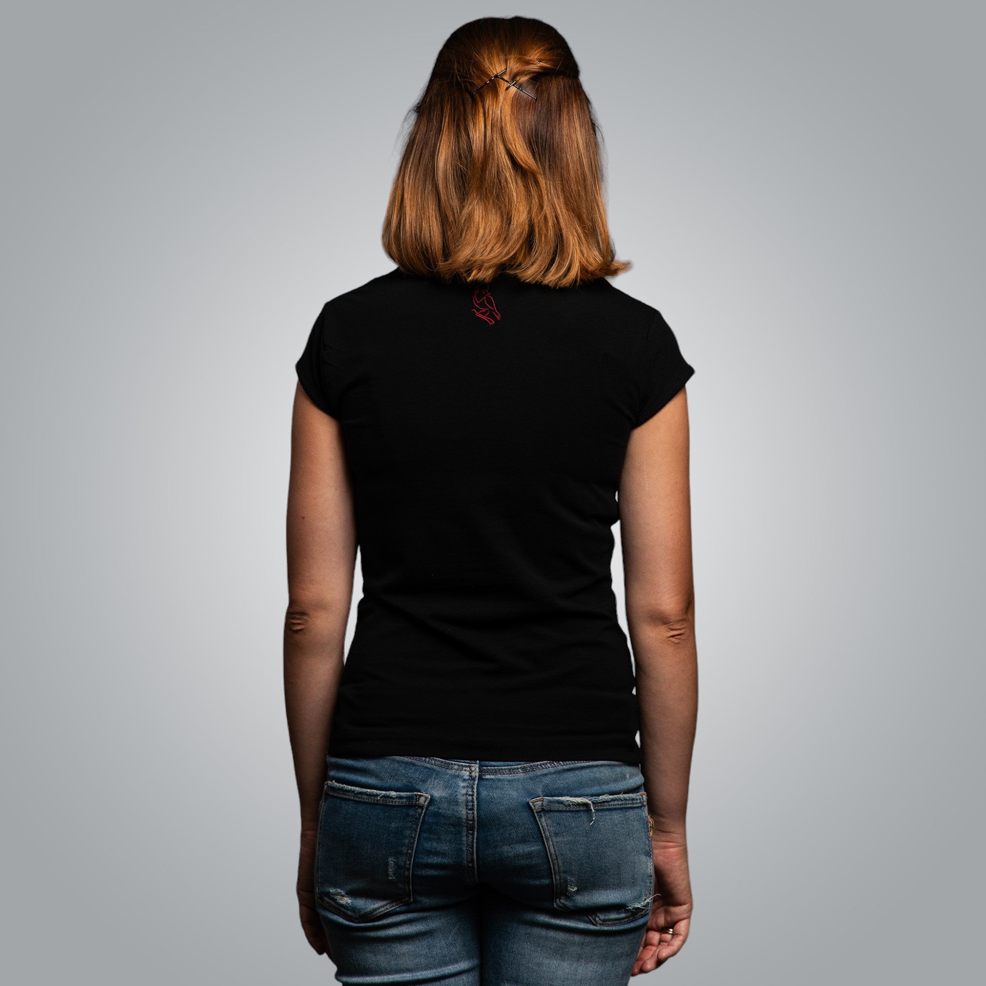 Тениска с V-деколте с шевица от Дряново