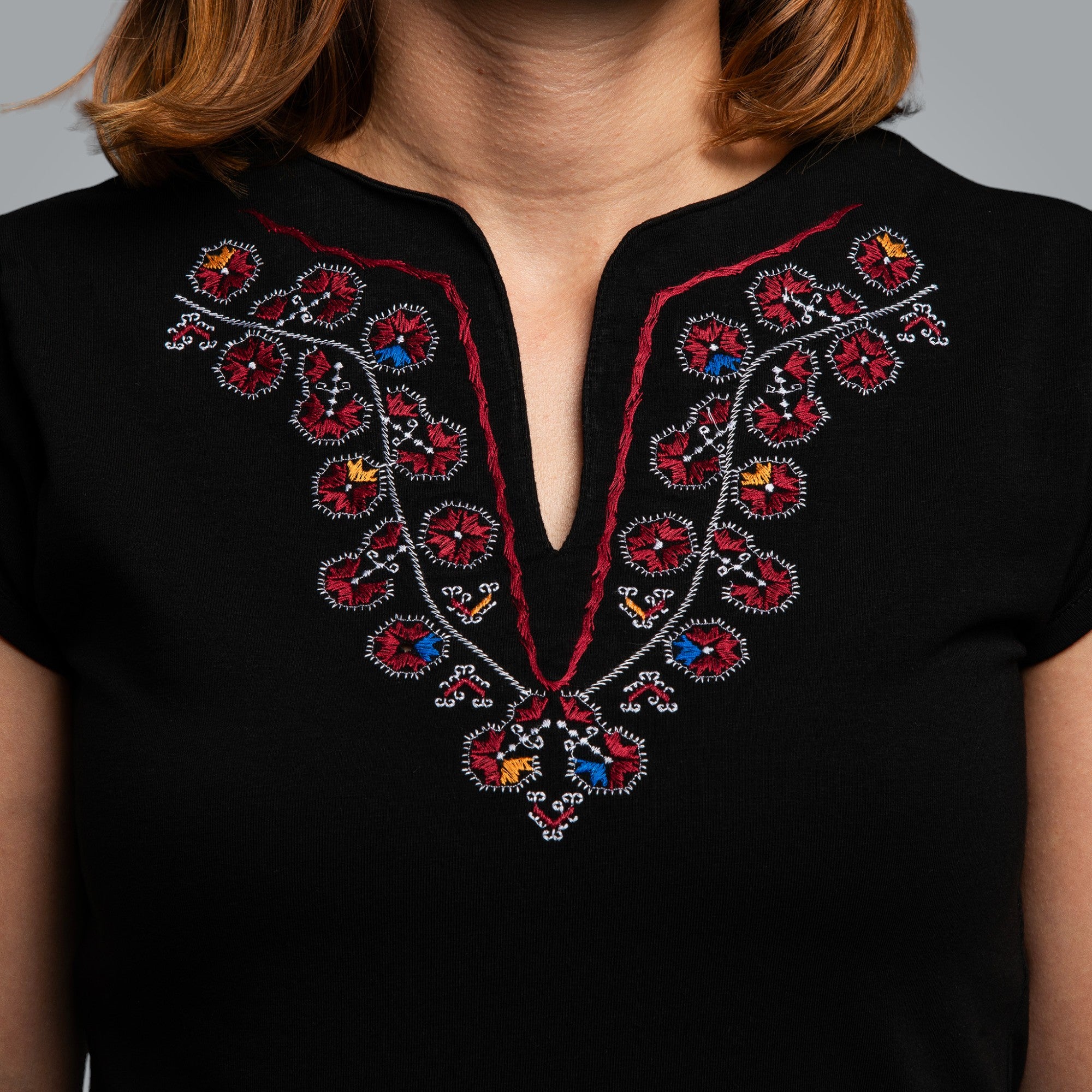 Тениска с V-деколте "Начало"