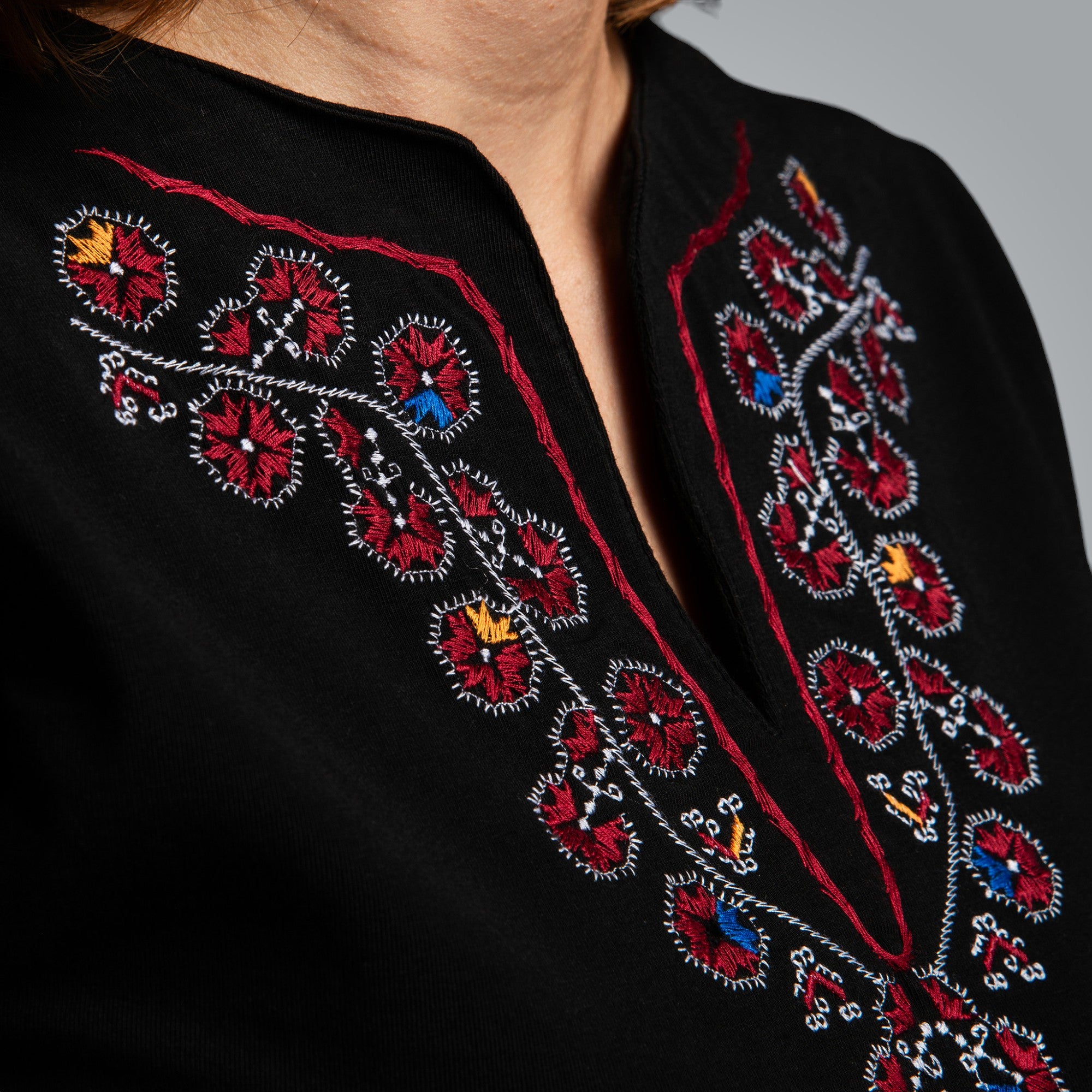 Тениска с V-деколте "Начало"