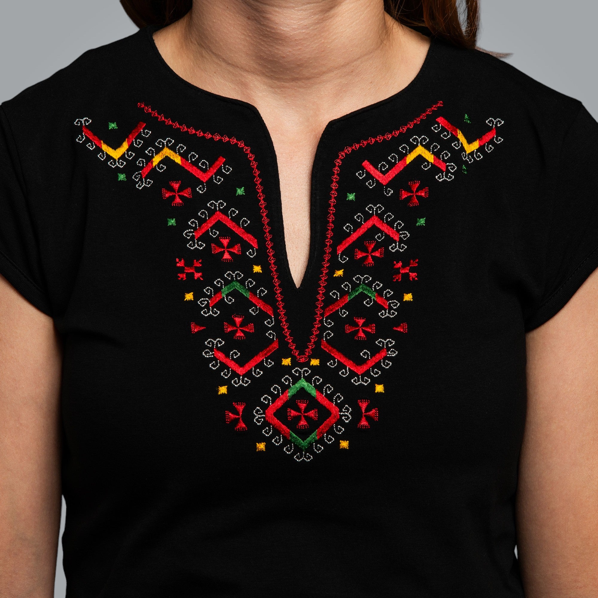 Тениска с V-деколте "Нашенска"