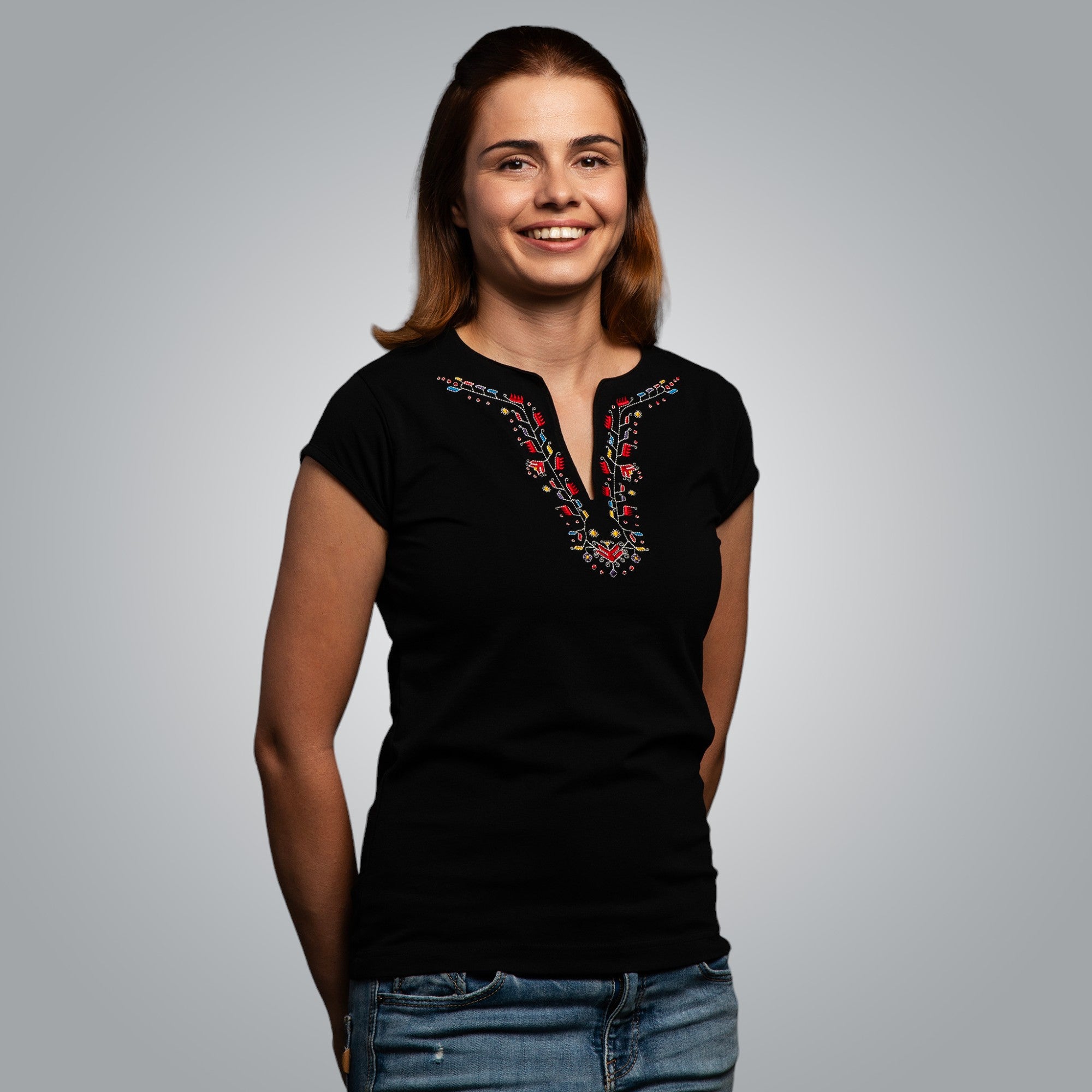 Тениска с V-деколте "Пъстрота"