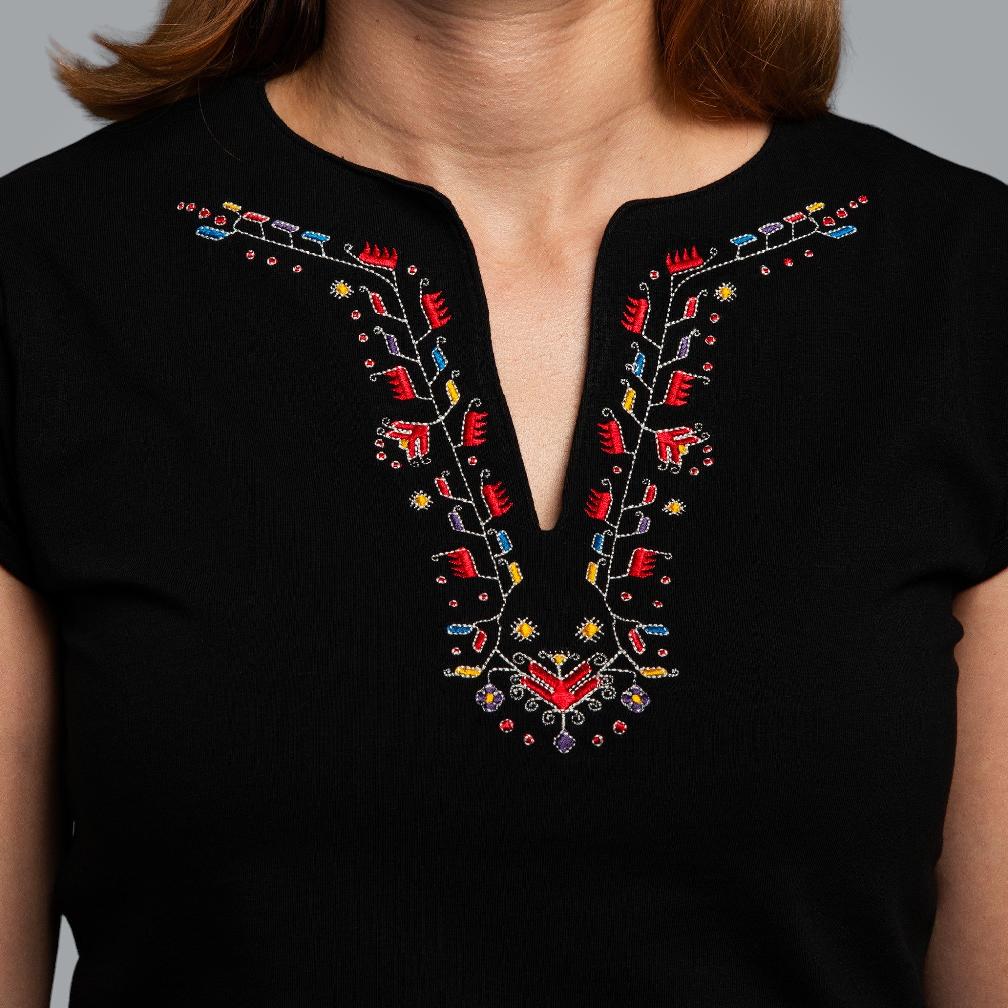 Тениска с V-деколте "Пъстрота"