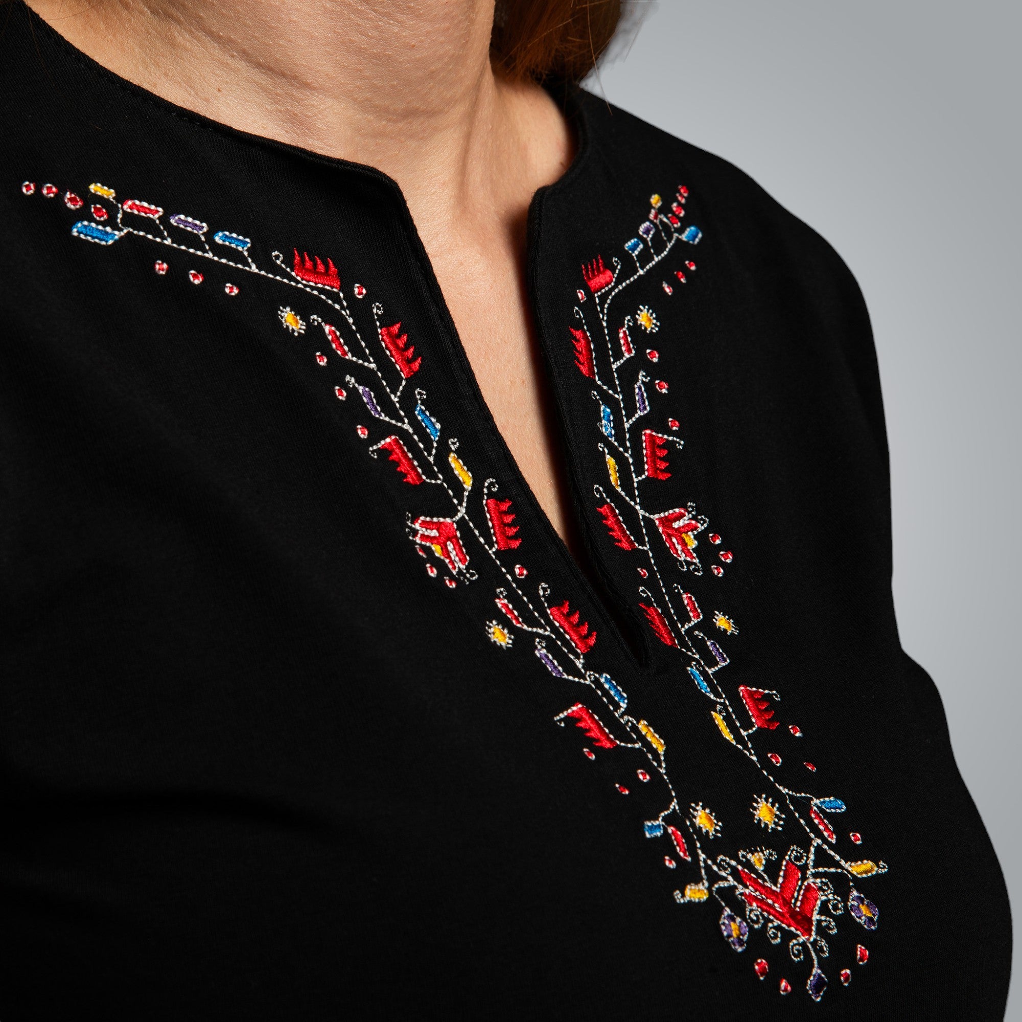 Тениска с V-деколте "Пъстрота"