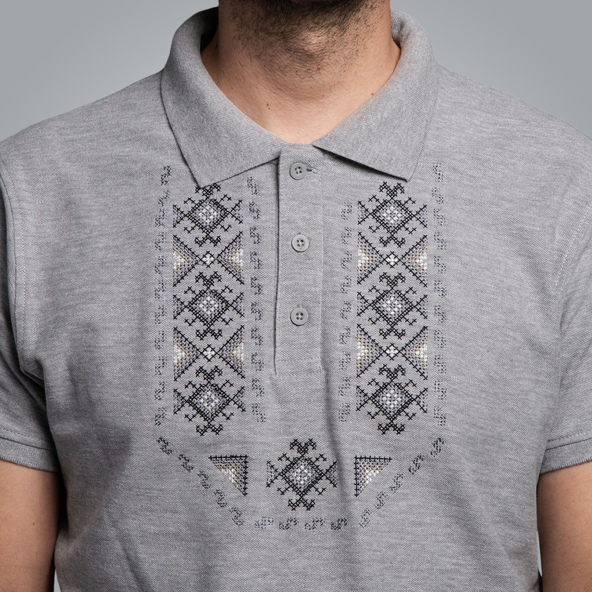 Тениска с яка "Гиздав"