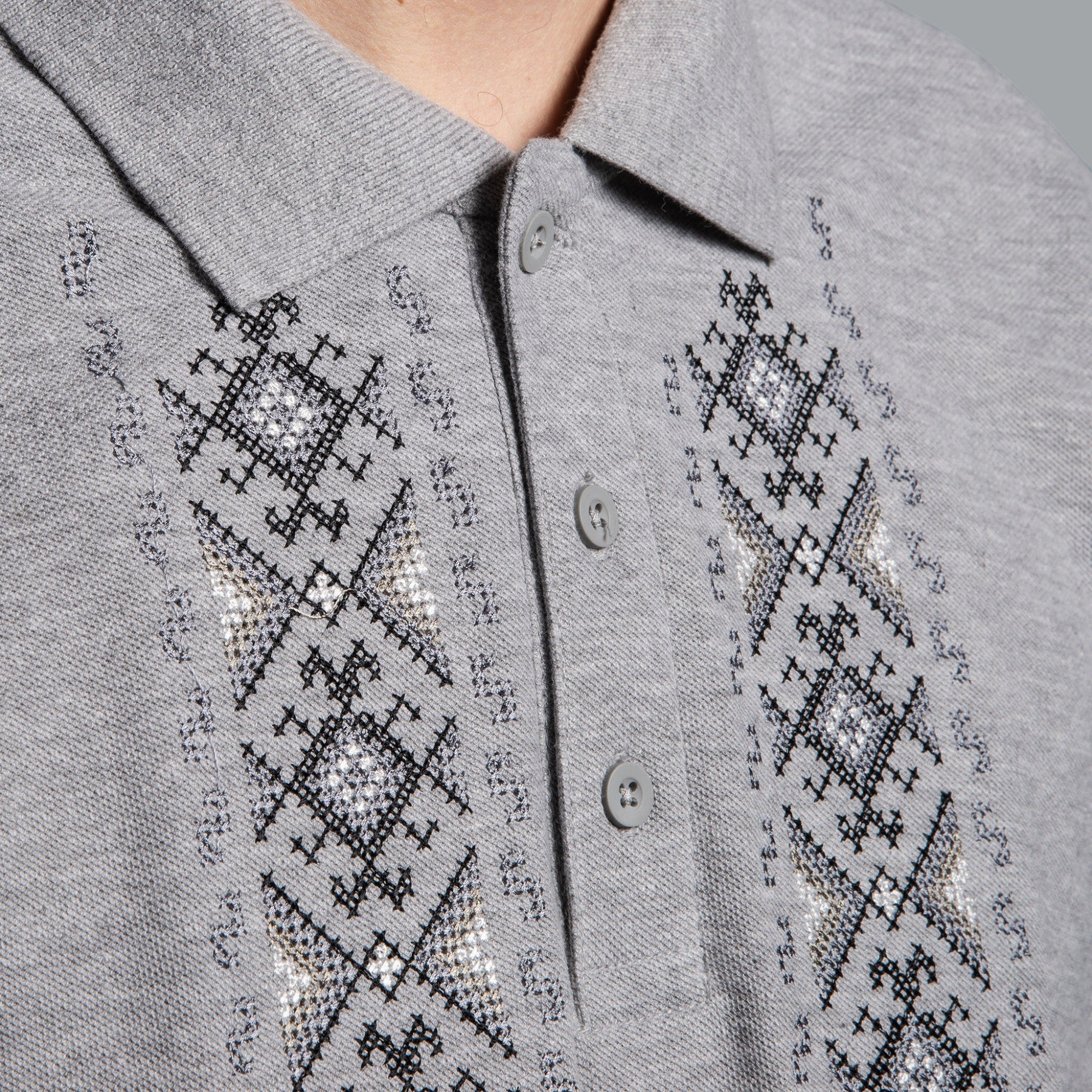 Тениска с яка "Гиздав"