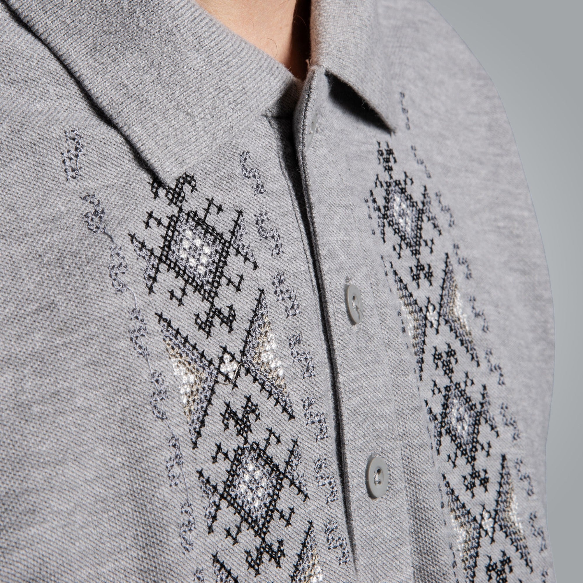 Тениска с яка "Гиздав"