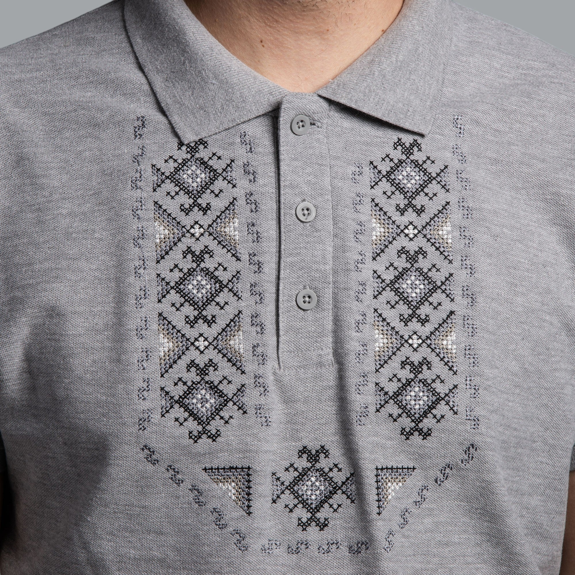 Тениска с яка "Гиздав"