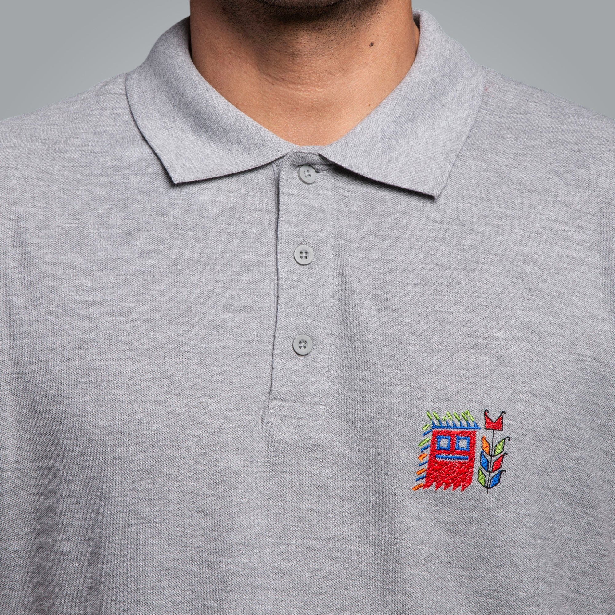 Тениска с яка с детайл "Кукер"