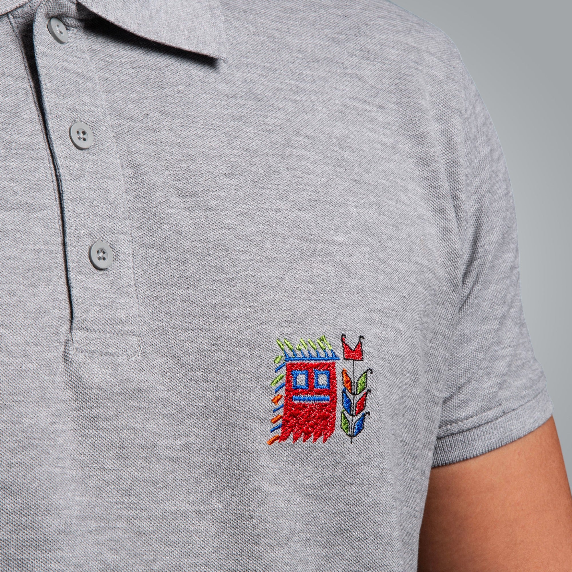 Тениска с яка с детайл "Кукер"