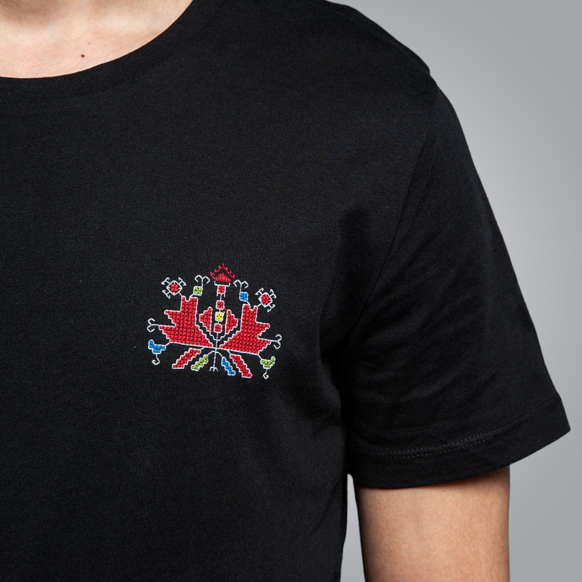 Тениска с детайл от шевица "Аз съм"