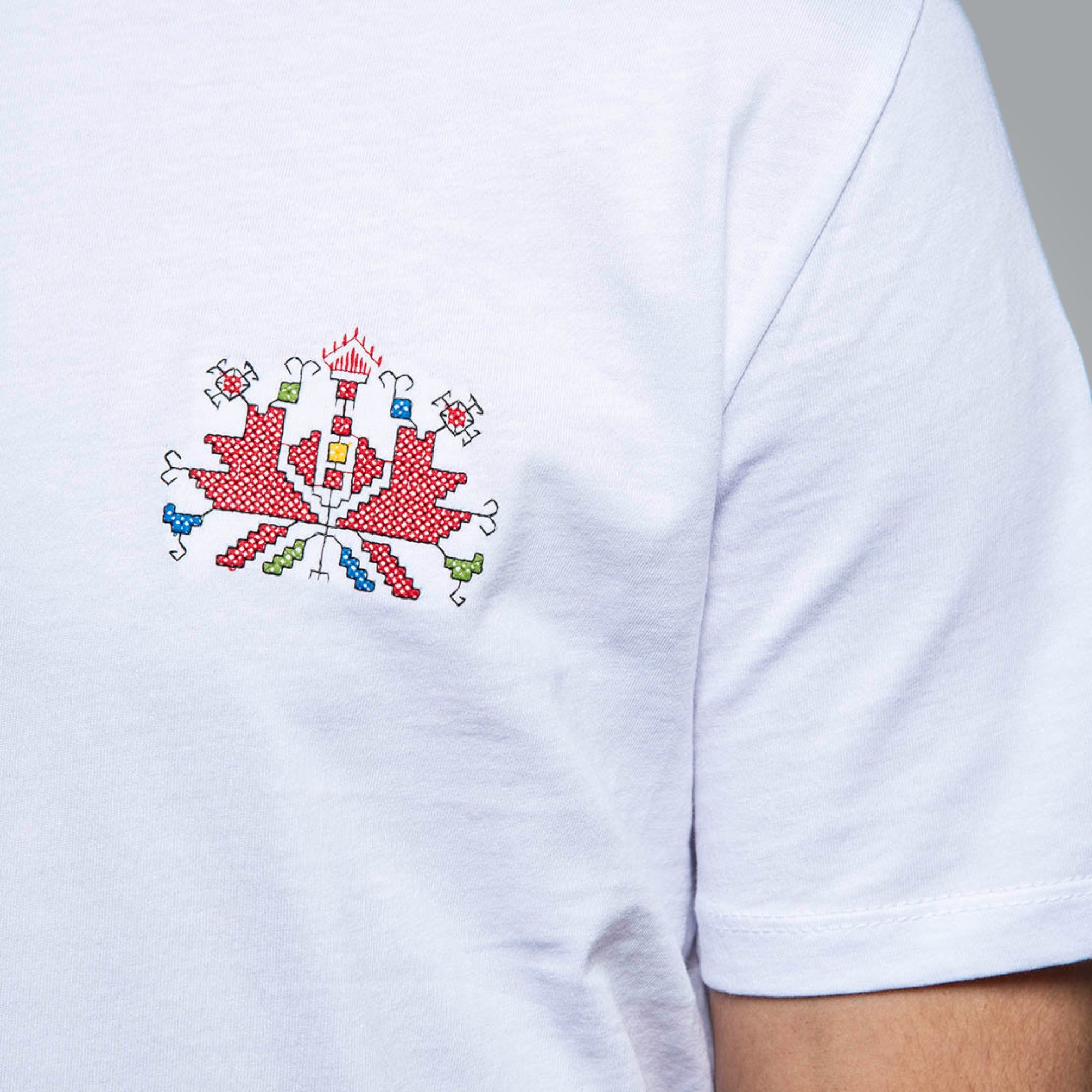 Тениска с детайл от шевица "Аз съм"