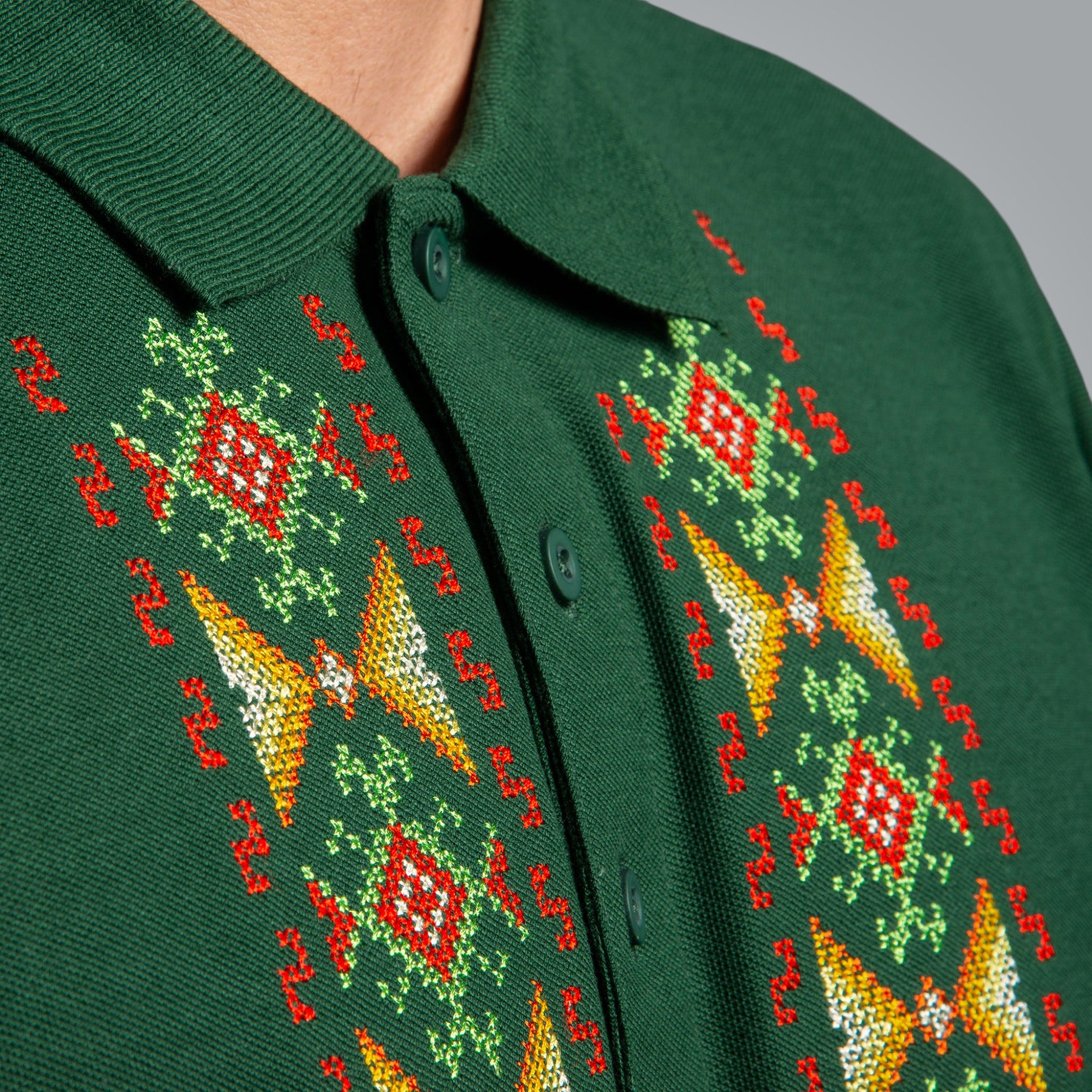 Тениска с яка "Гиздав"