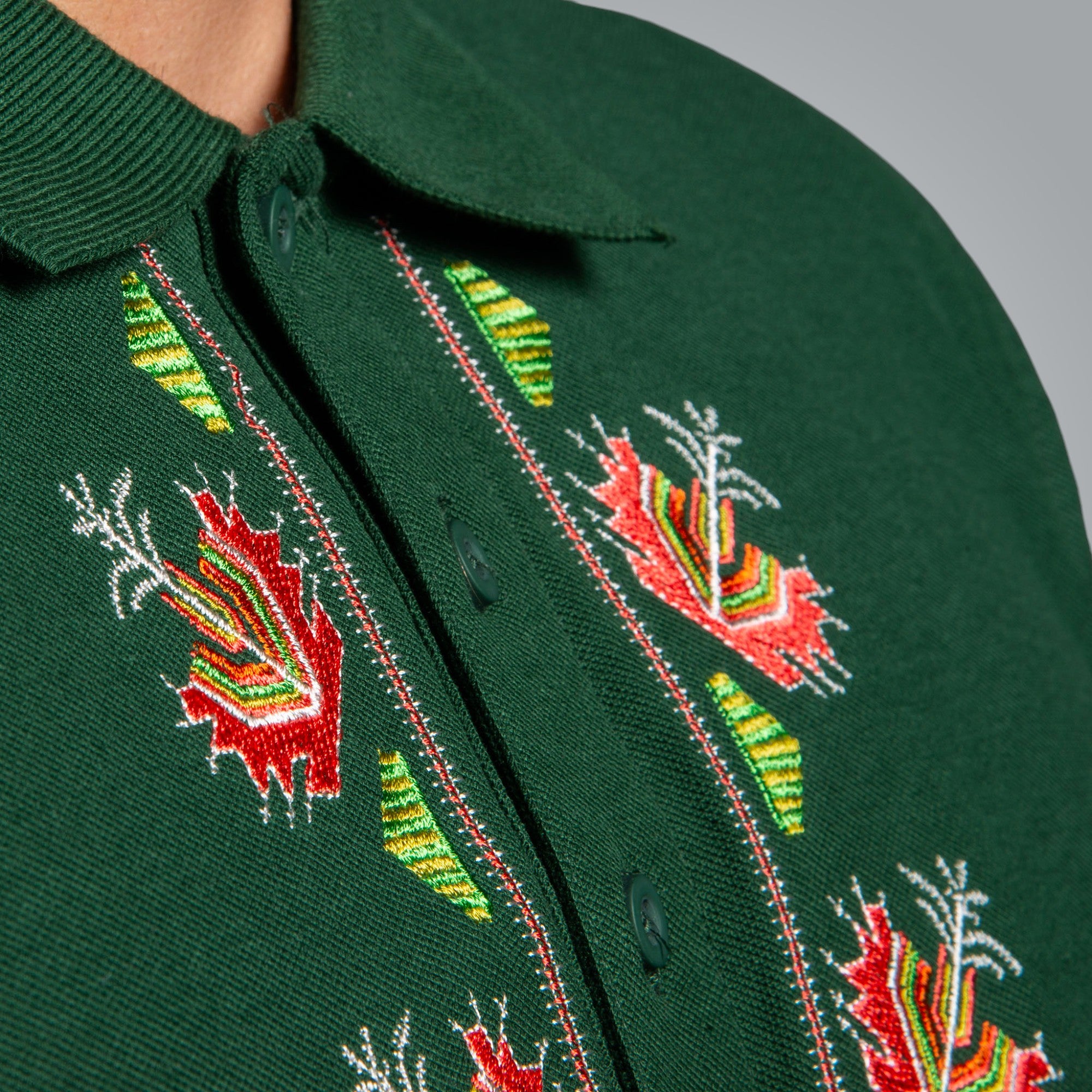 Тениска с яка "Китка"