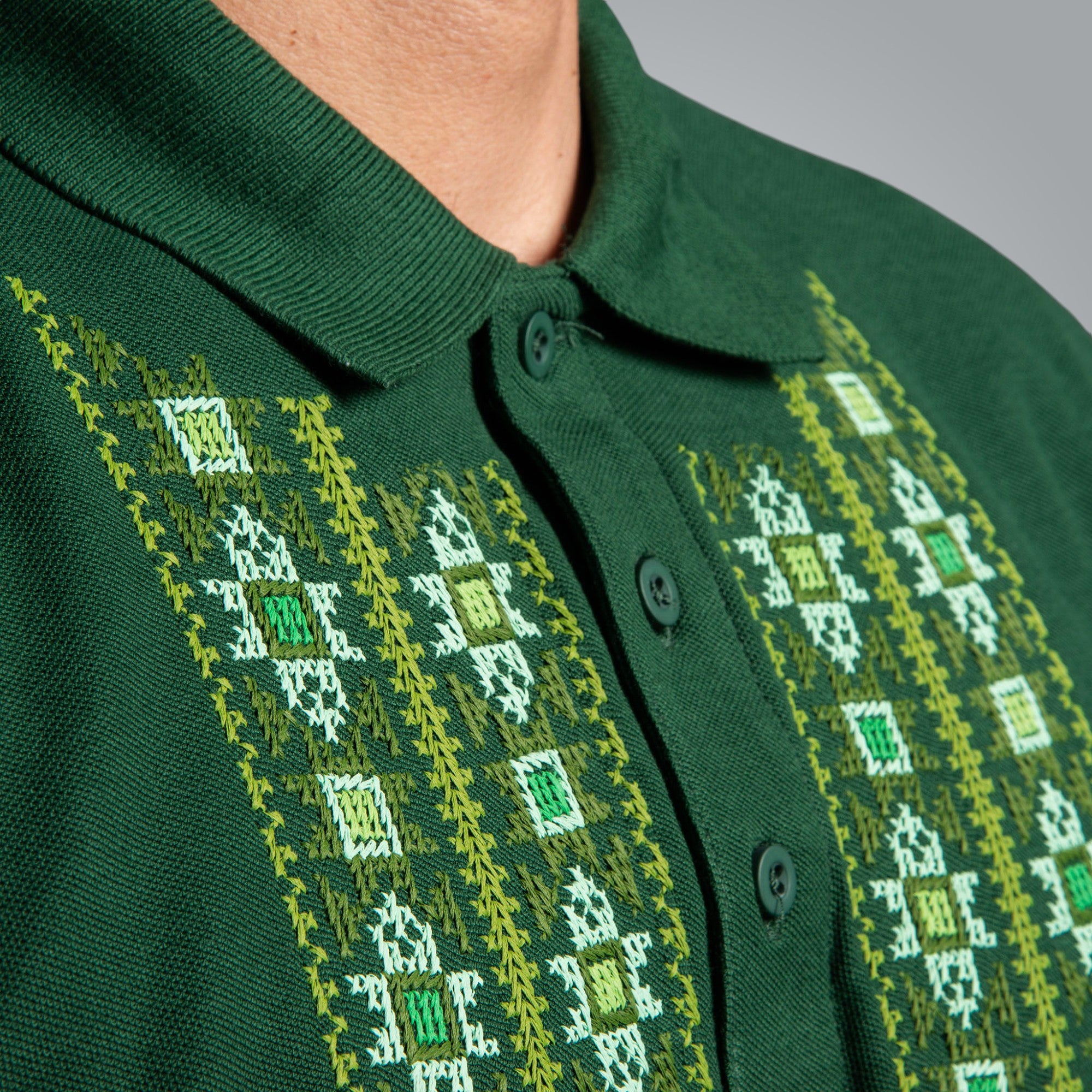 Тениска с яка "Закрилник"