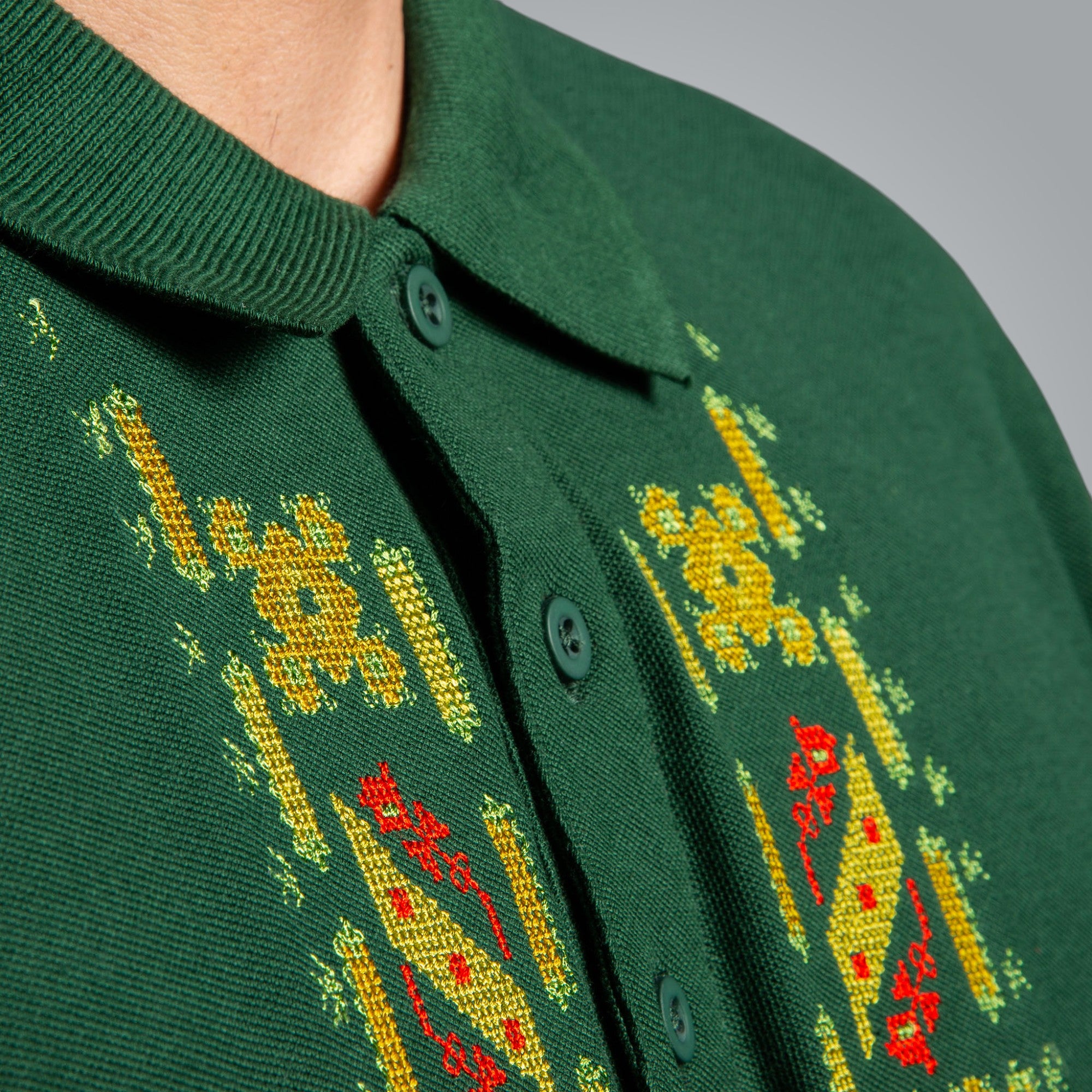 Тениска с яка "Защита"