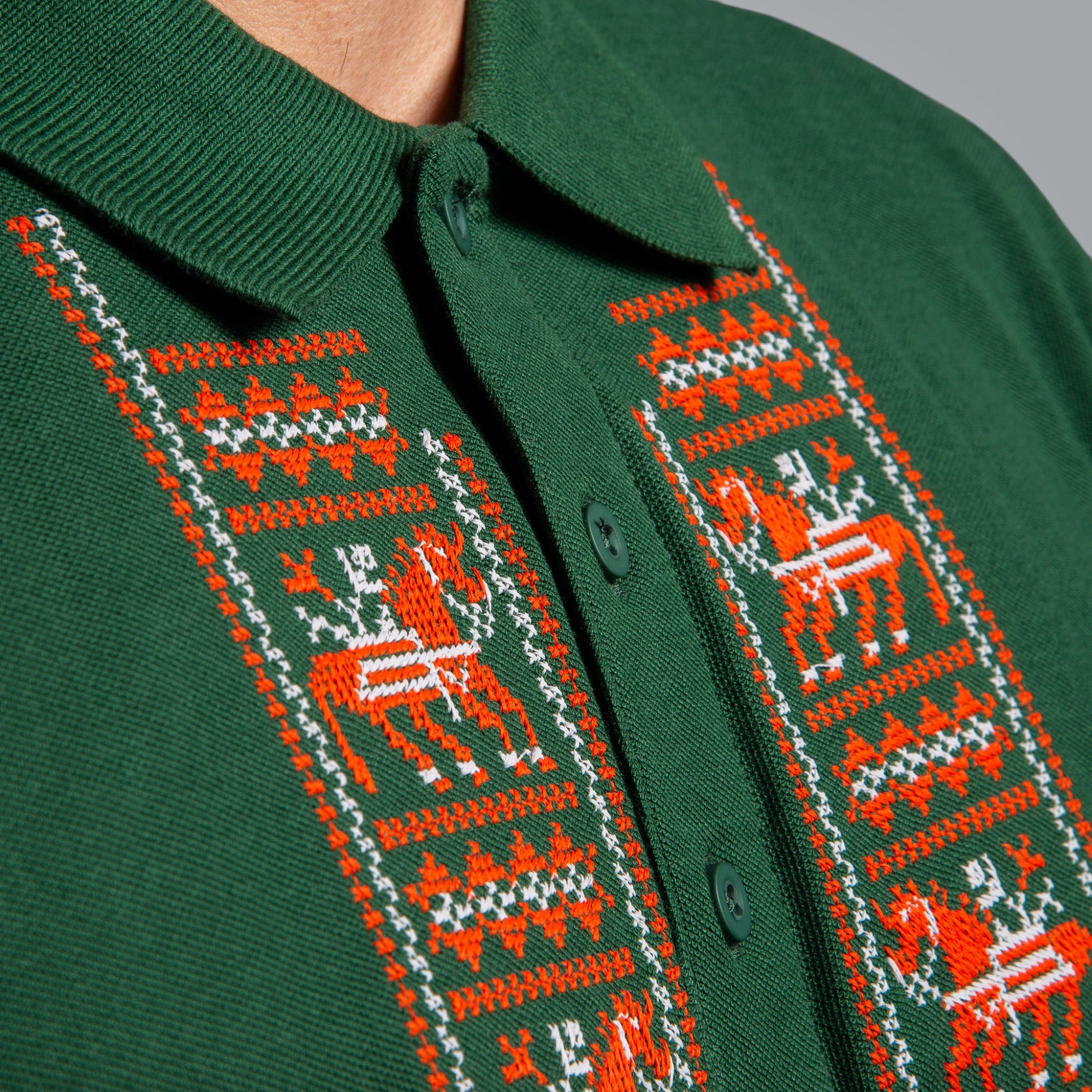 Тениска с яка "Кончета"