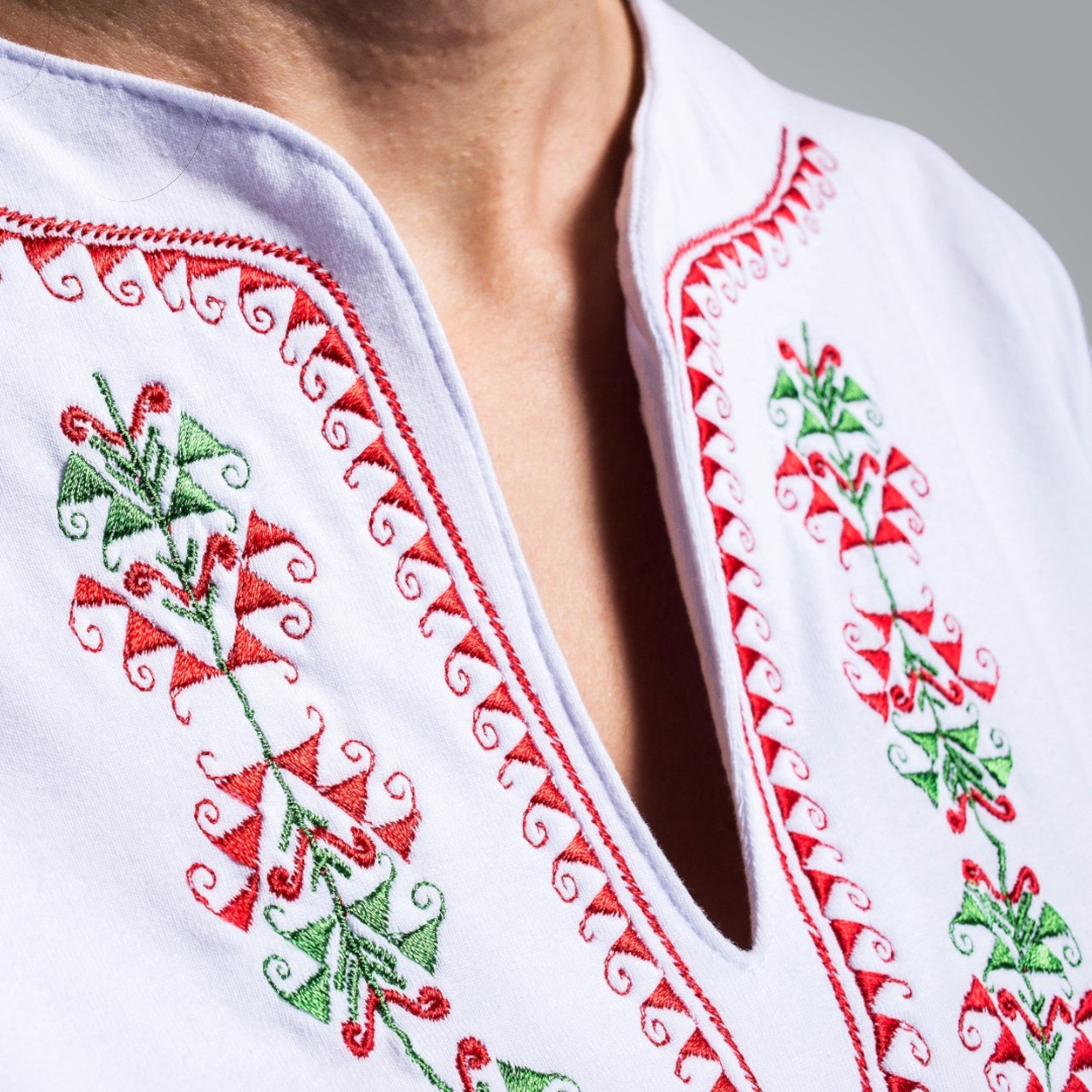 Тениска с V-деколте с мотиви от шопско