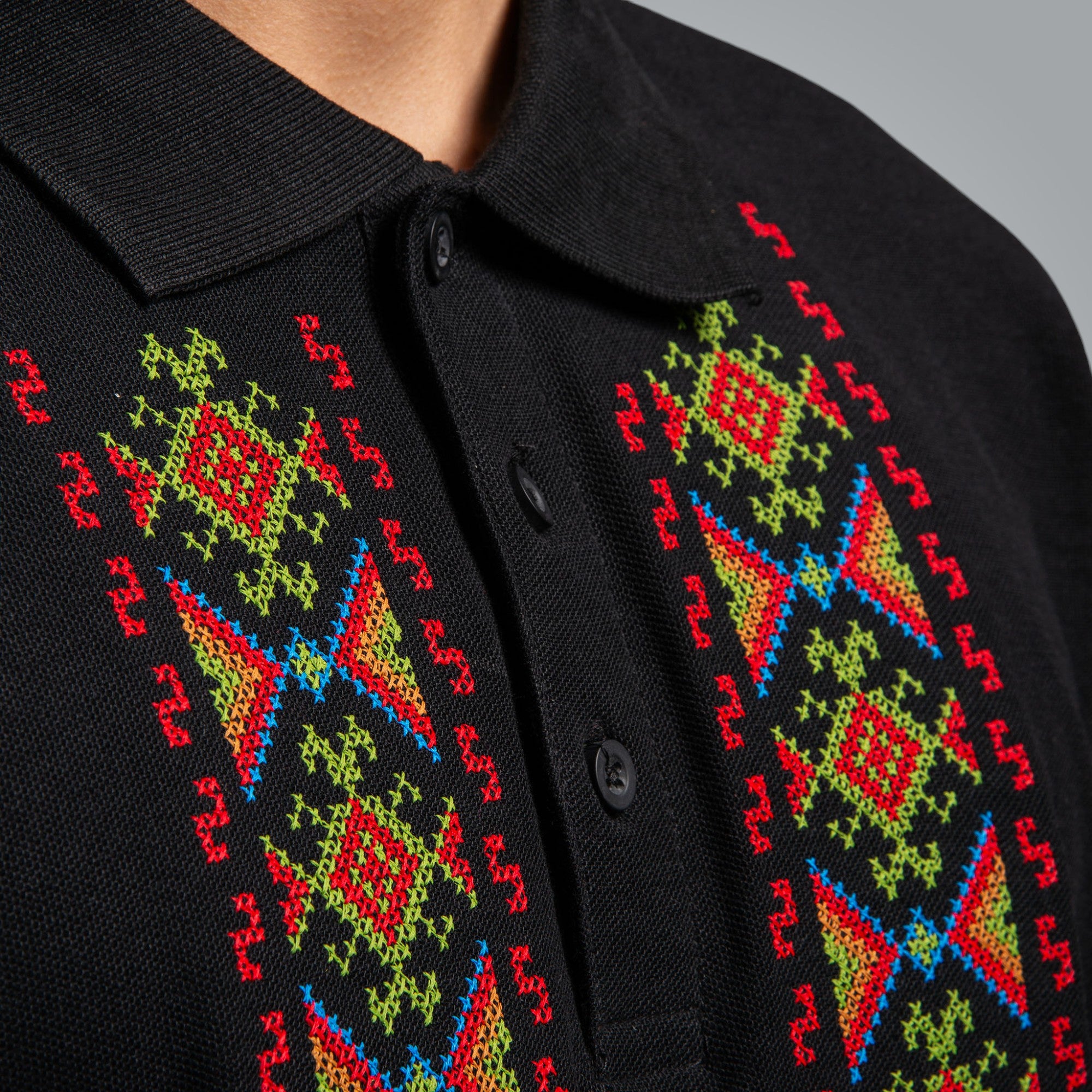 Тениска с яка "Гиздав"