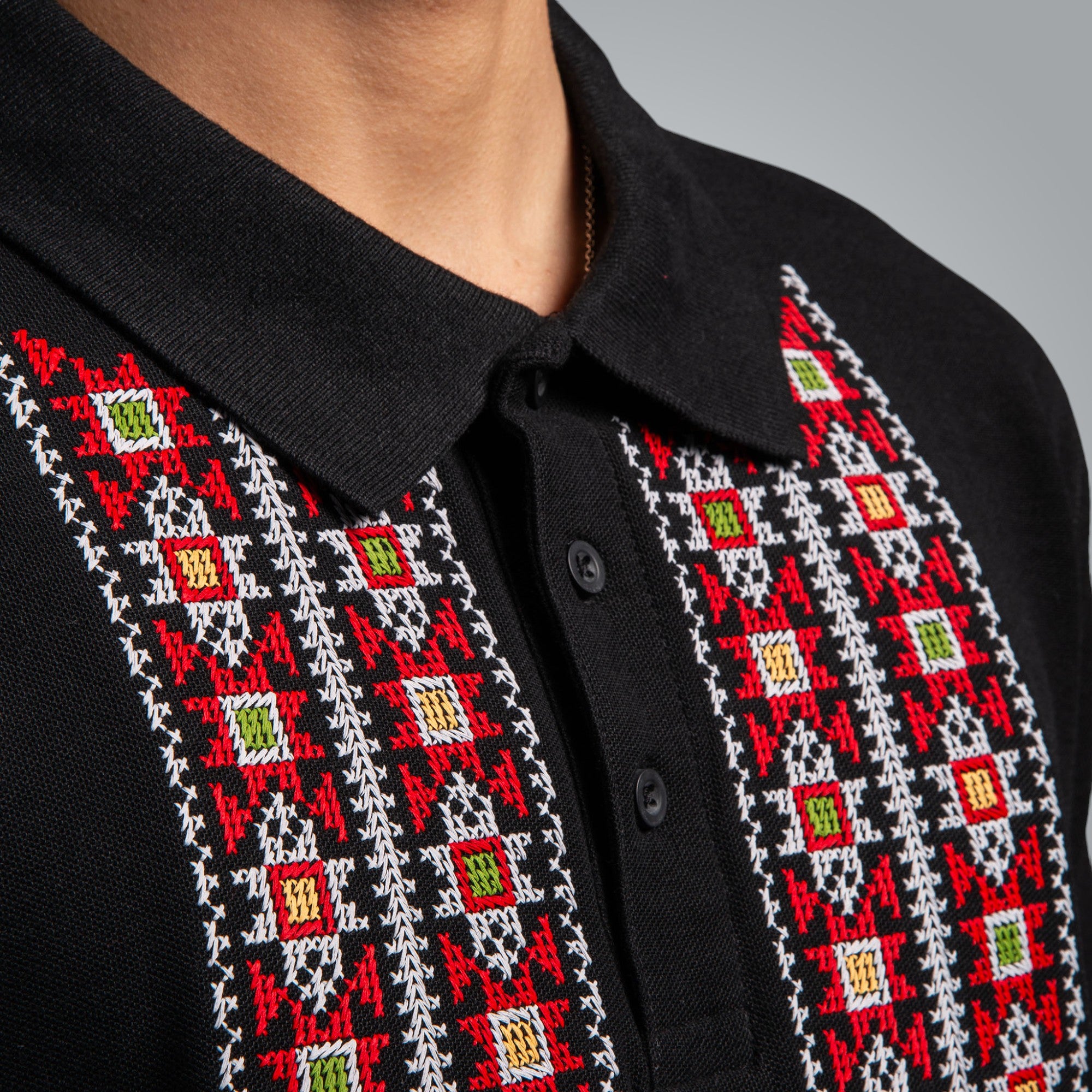 Тениска с яка "Закрилник"