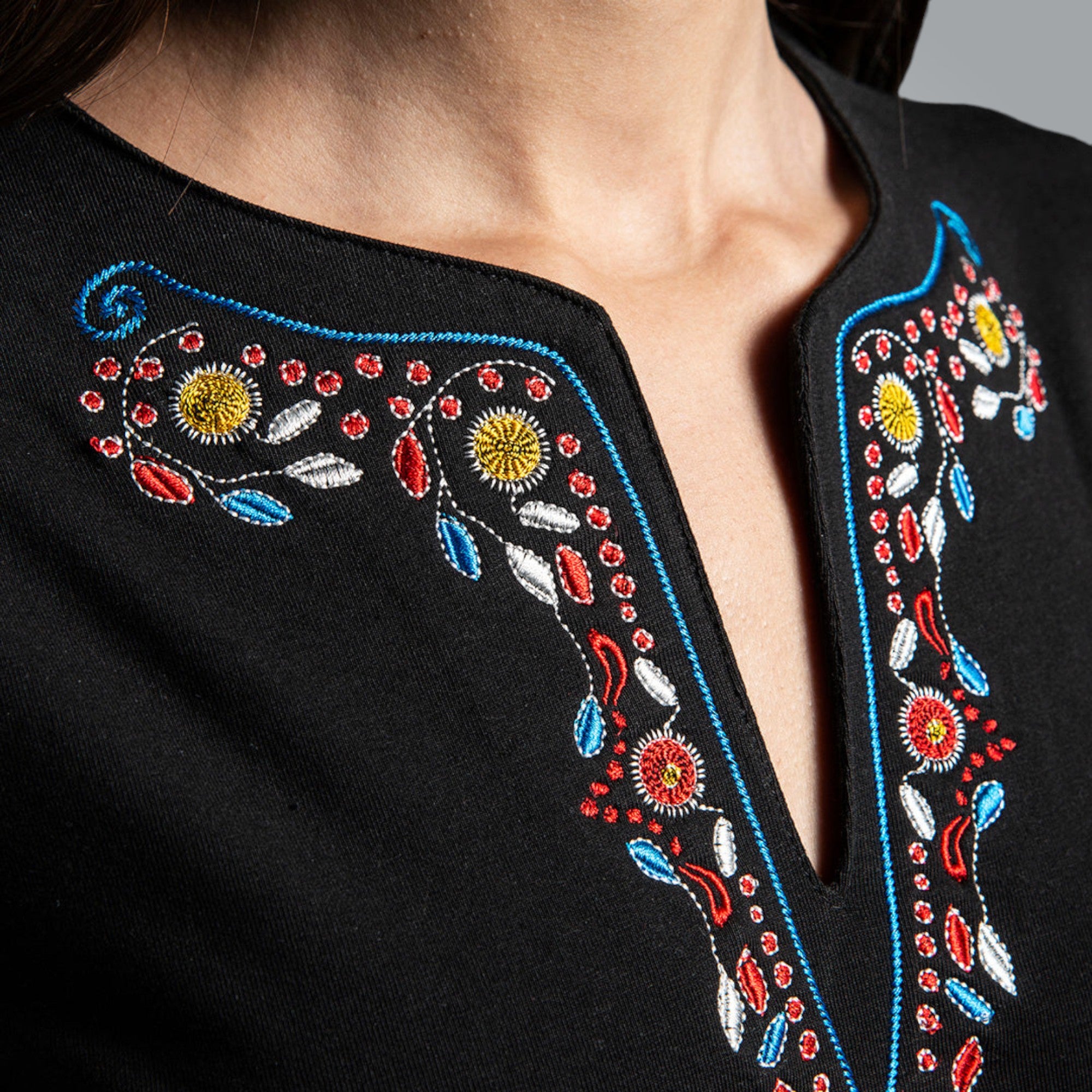 Тениска с V-деколте "Плодородие"